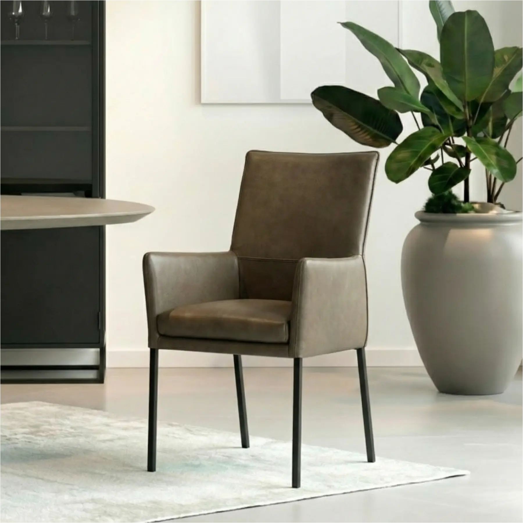 afbeelding van Leren eetkamerstoel Royal - Granada Ash (grijs/bruin) - Poten staal vierkant zwart