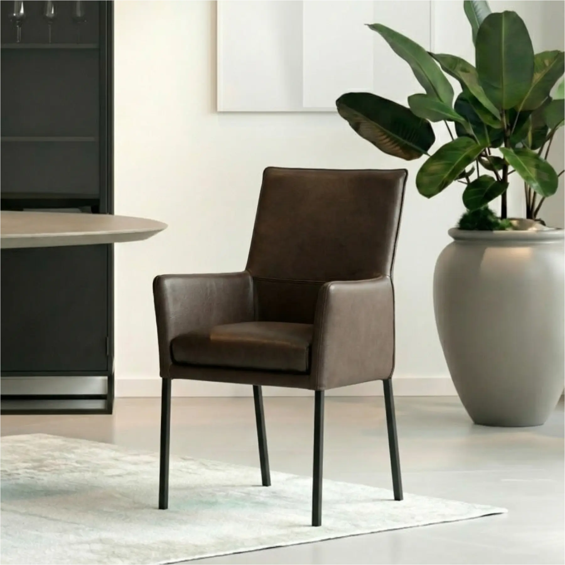 afbeelding van Leren eetkamerstoel Royal - Granada Chocolate (bruin) - Poten staal vierkant zwart