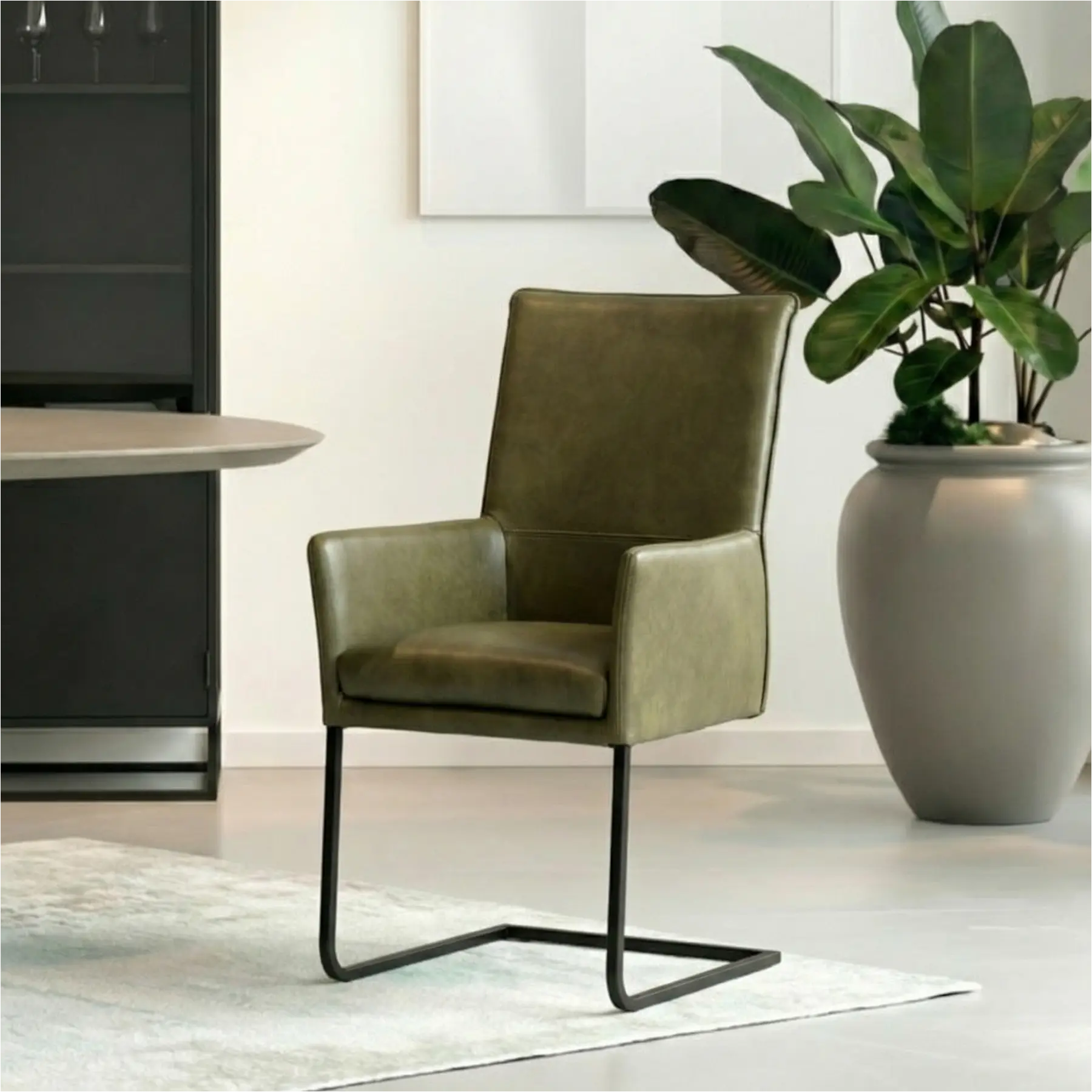 afbeelding van Leren eetkamerstoel Ruler - Granada Moss (olijf/groen) - Sledepoot staal vierkant zwart