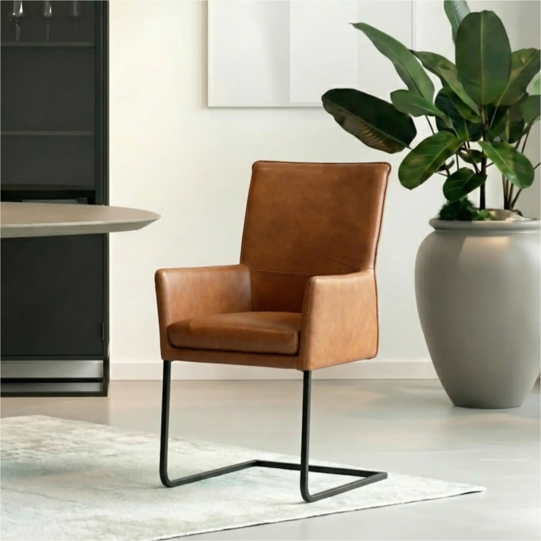 afbeelding van Leren eetkamerstoel Ruler - Granada Savannah (cognac) - Sledepoot staal vierkant zwart