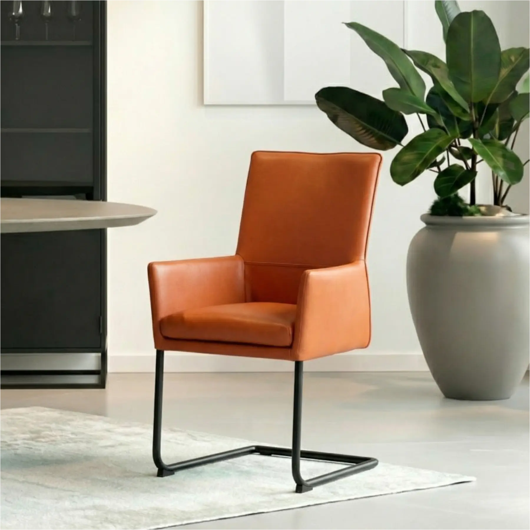 afbeelding van Leren eetkamerstoel Rumor - Toledo Cotto (cognac) - Sledepoot staal rond zwart