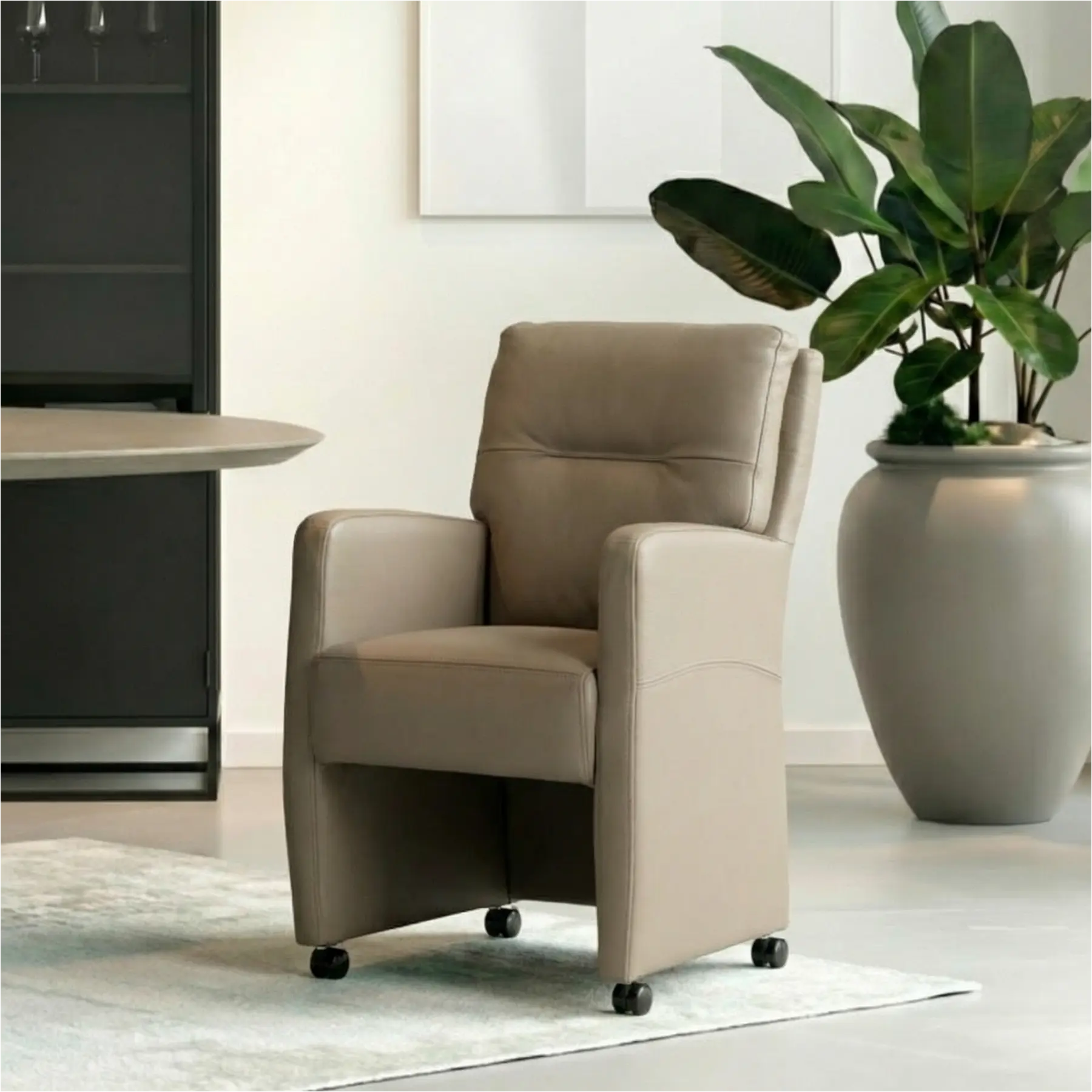 afbeelding van Leren eetkamerstoel Sharp - Hermes Mocca (taupe/bruin) - Met handgreep RVS