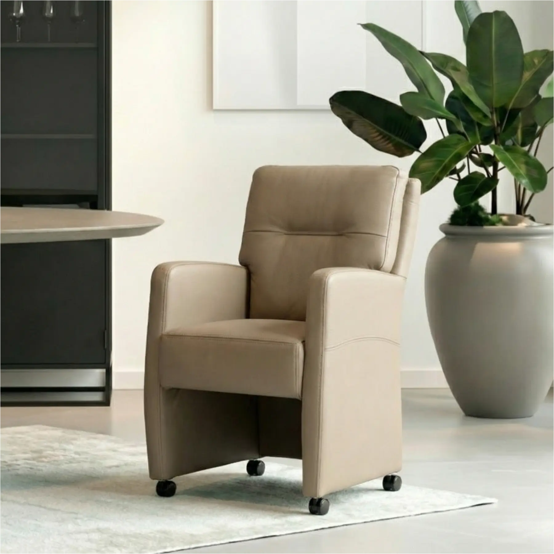 afbeelding van Leren eetkamerstoel Sharp - Hermes Mocca (taupe/bruin) - Met handgreep zwart