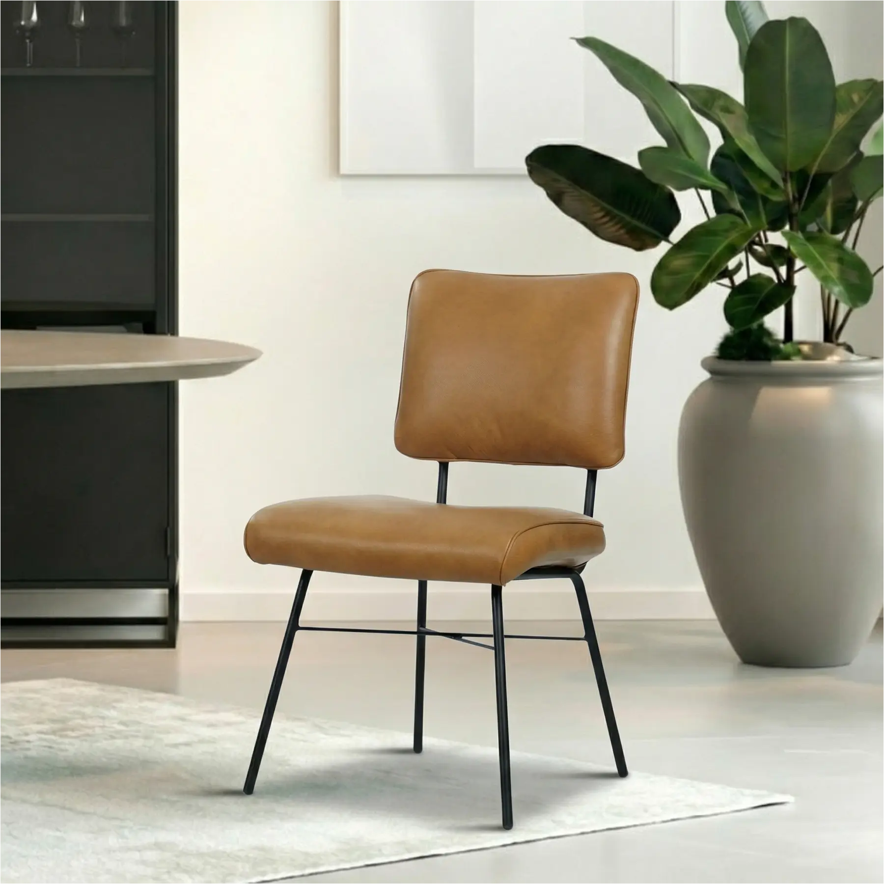 afbeelding van Leren eetkamerstoel Solid - Granada Sahara (cognac) - Poten staal rond zwart