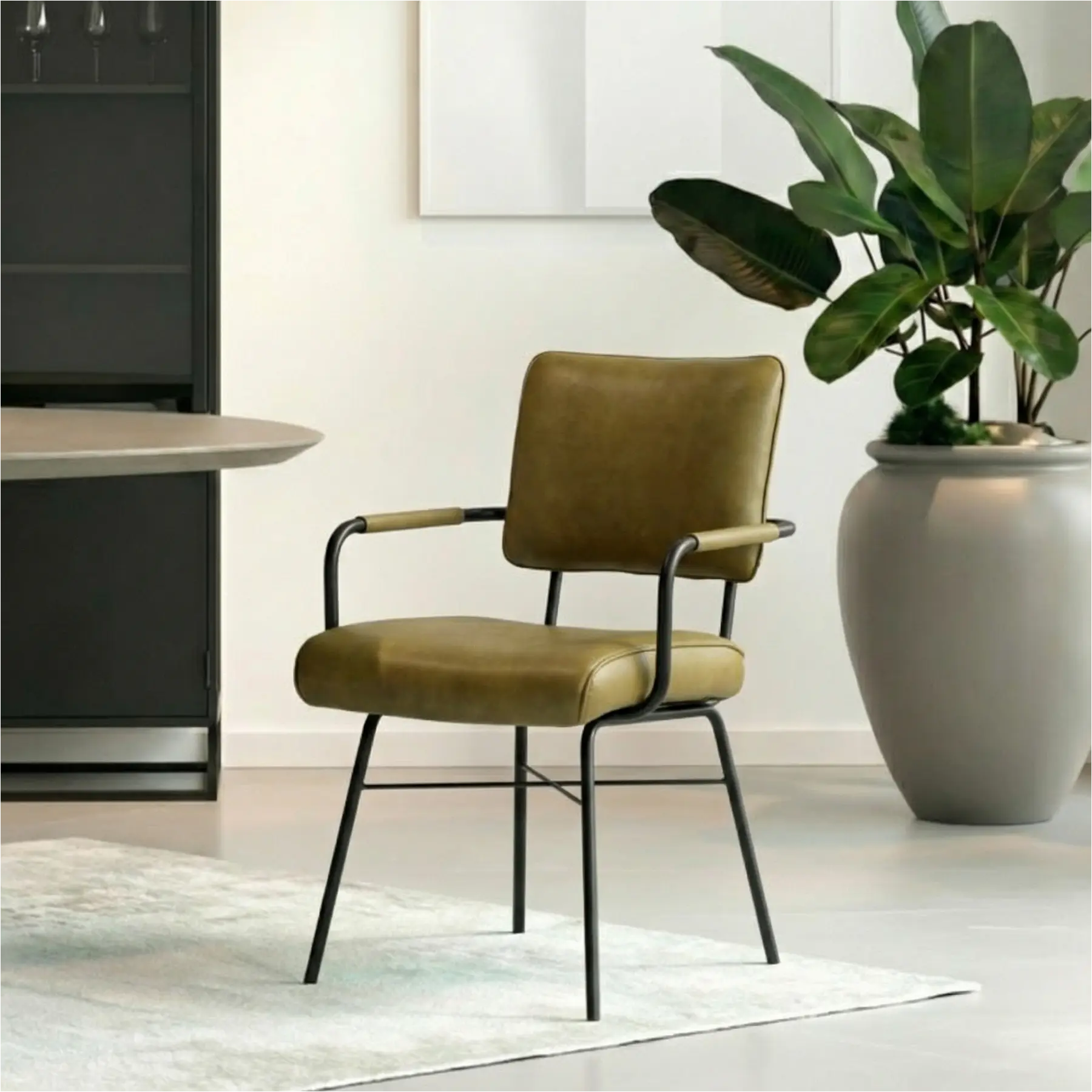 afbeelding van Leren eetkamerstoel Solid met armleuning - Granada Olive (olijf) - Poten staal rond zwart