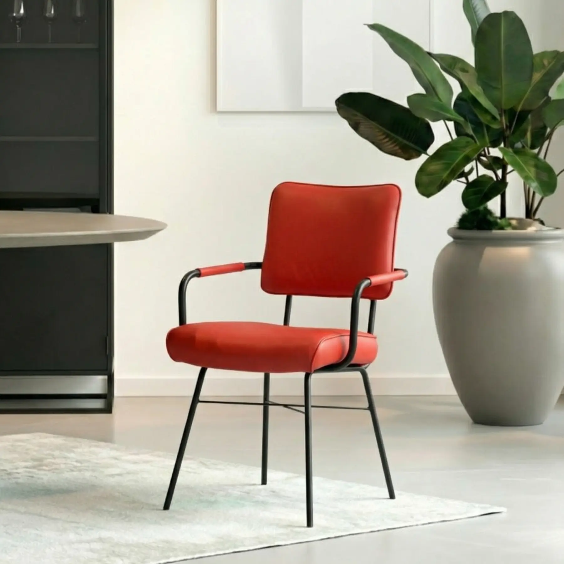 afbeelding van Leren eetkamerstoel Solid met armleuning - Hermes Lipstick (felrood) - Poten staal rond zwart