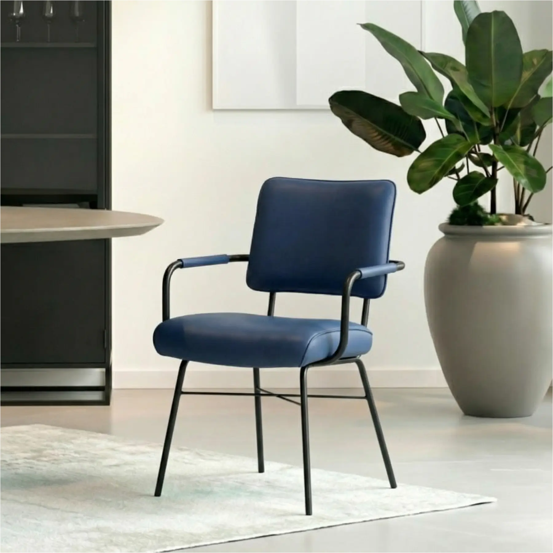 afbeelding van Leren eetkamerstoel Solid met armleuning - Toledo Kobalt (blauw) - Poten staal rond zwart