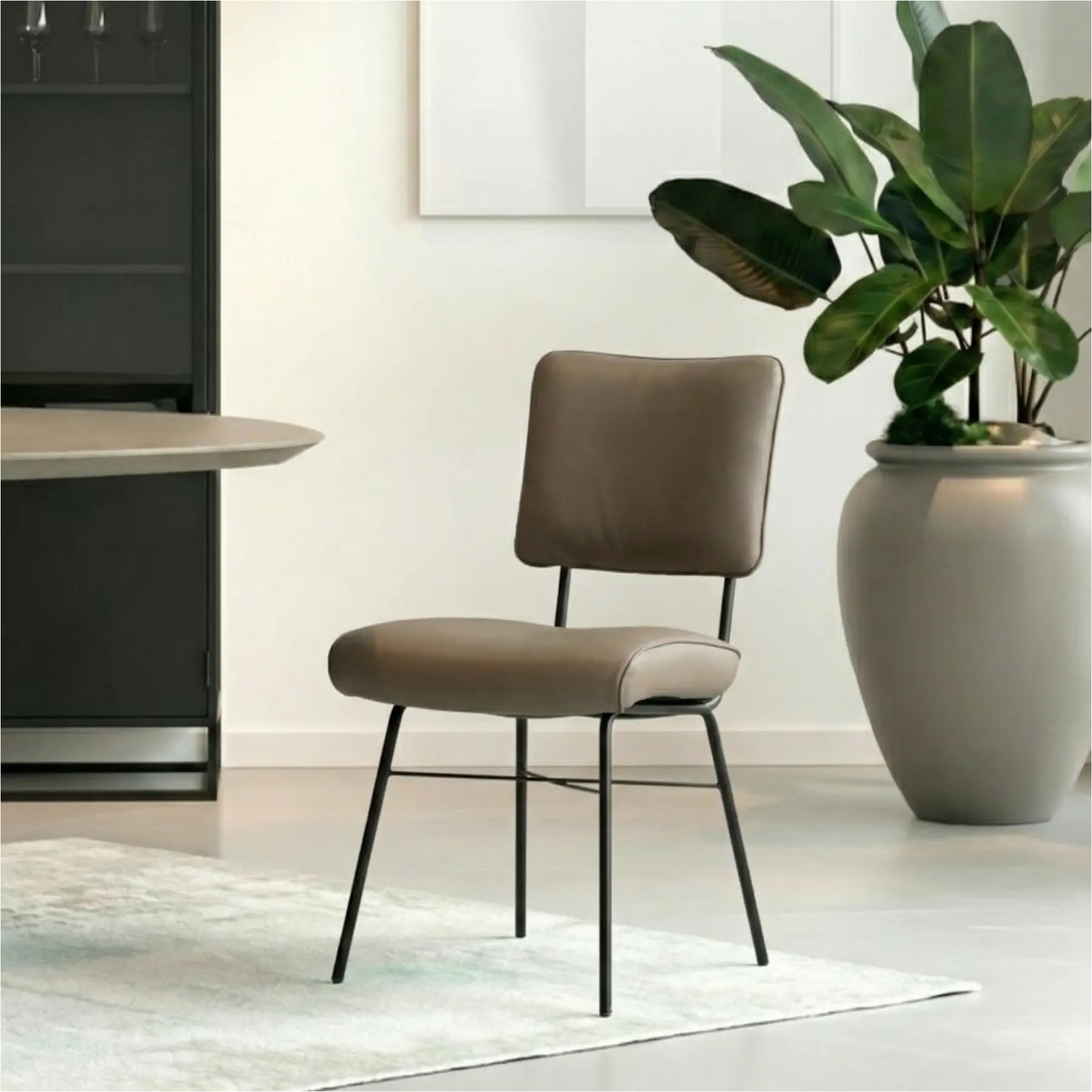 afbeelding van Leren eetkamerstoel Solid - Toledo Lever (bruin) - Poten staal rond zwart