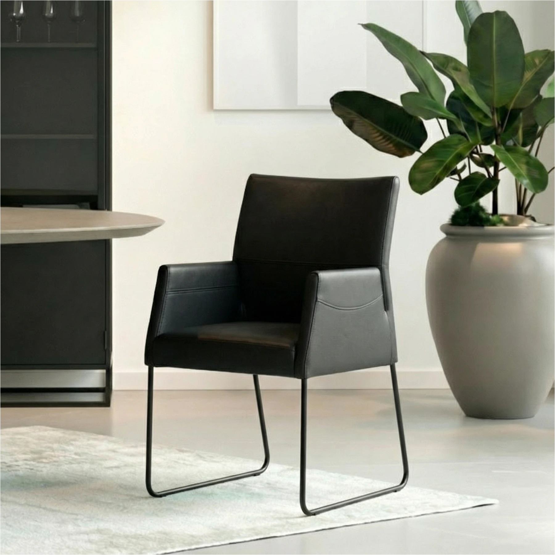 afbeelding van Set van 4 zwart leren eetkamerstoelen Els - met armleuning