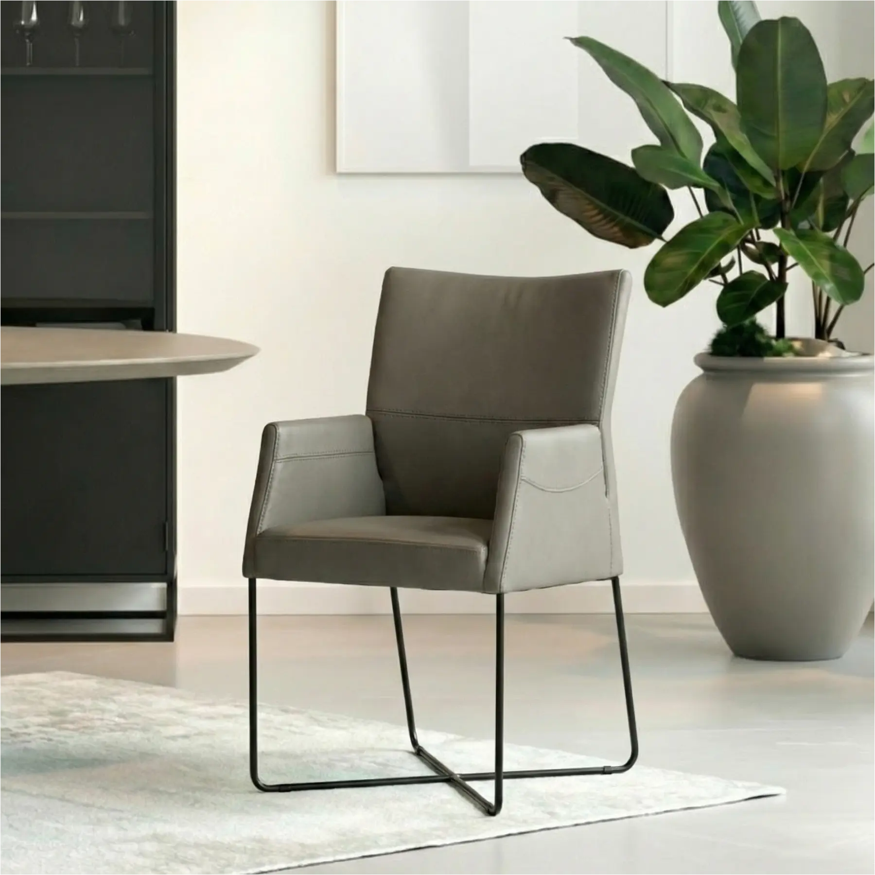 afbeelding van Set van 4 olijf kleur leren eetkamerstoelen Emma - met armleuning