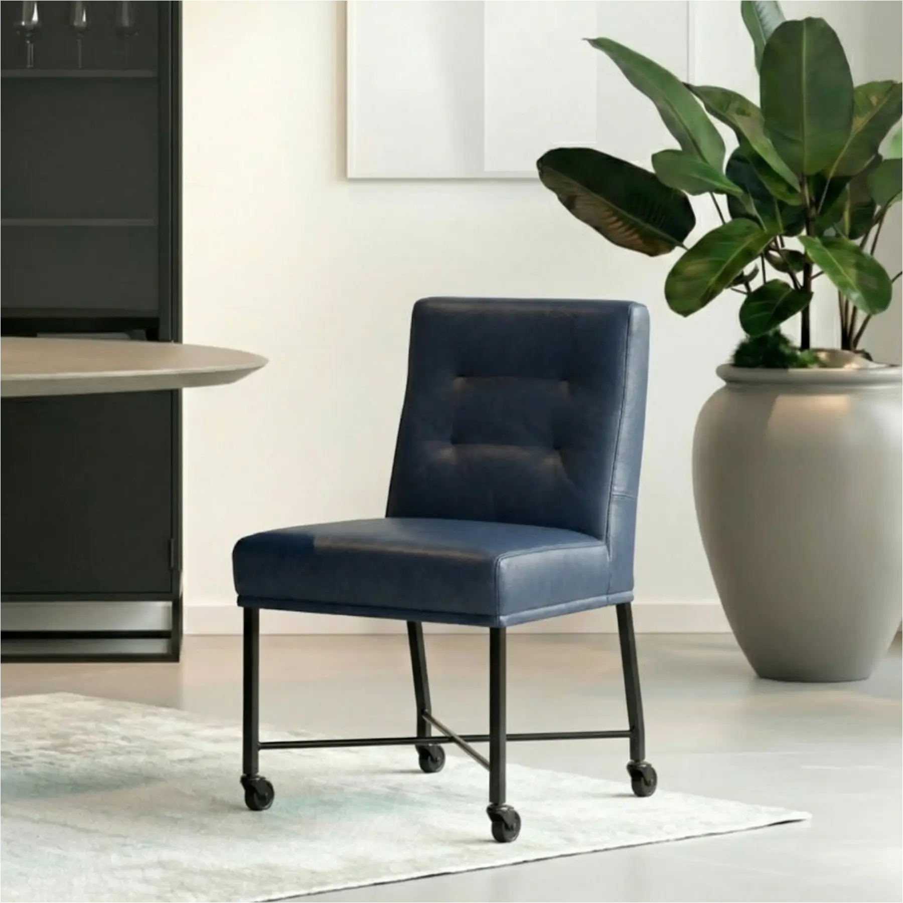 afbeelding van Set van 4 blauwe leren eetkamerstoelen Lucas met ronde zwarte poten