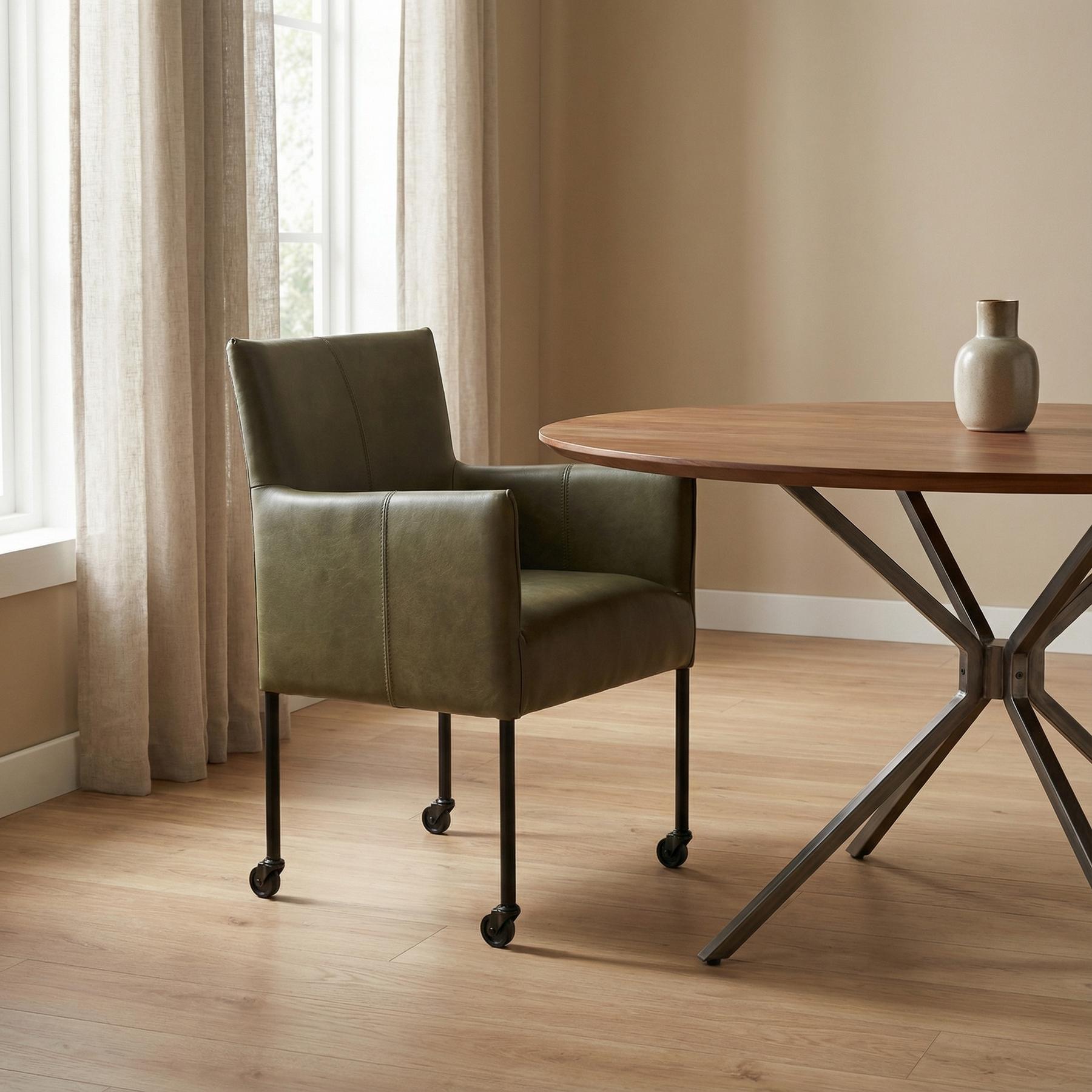 afbeelding van Leren eetkamerstoel Desire - Granada Moss (olijf/groen) - Poten staal rond zwart