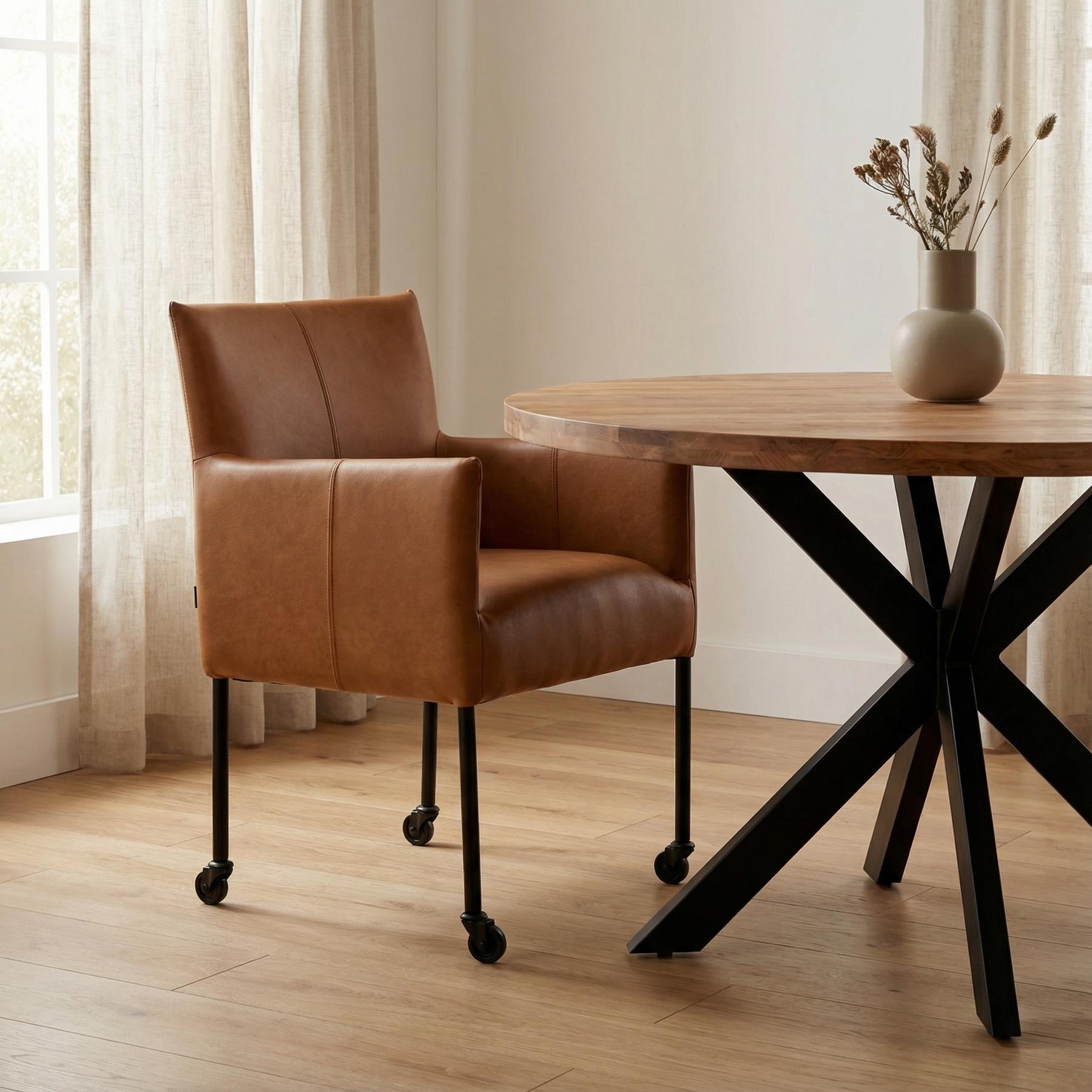afbeelding van Leren eetkamerstoel Desire - Granada Sahara (cognac) - Poten staal rond zwart