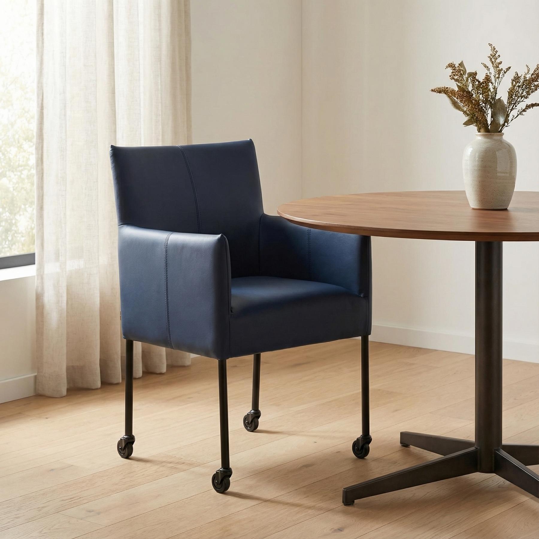 afbeelding van Leren eetkamerstoel Desire - Hermes Kobalt (blauw) - Poten staal rond zwart