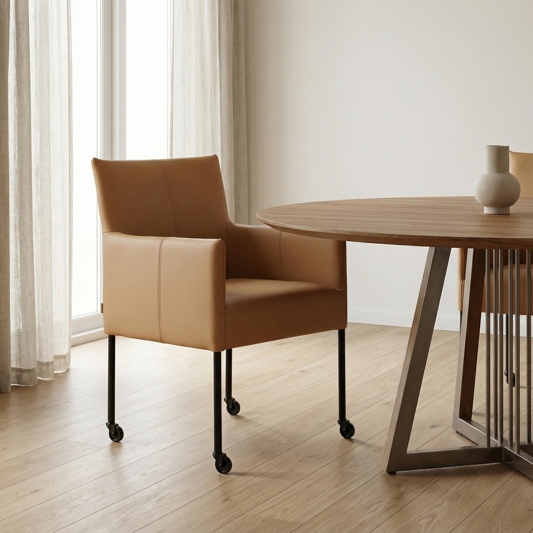 afbeelding van Leren eetkamerstoel Desire - Toledo Camel (bruin) - Poten staal rond zwart