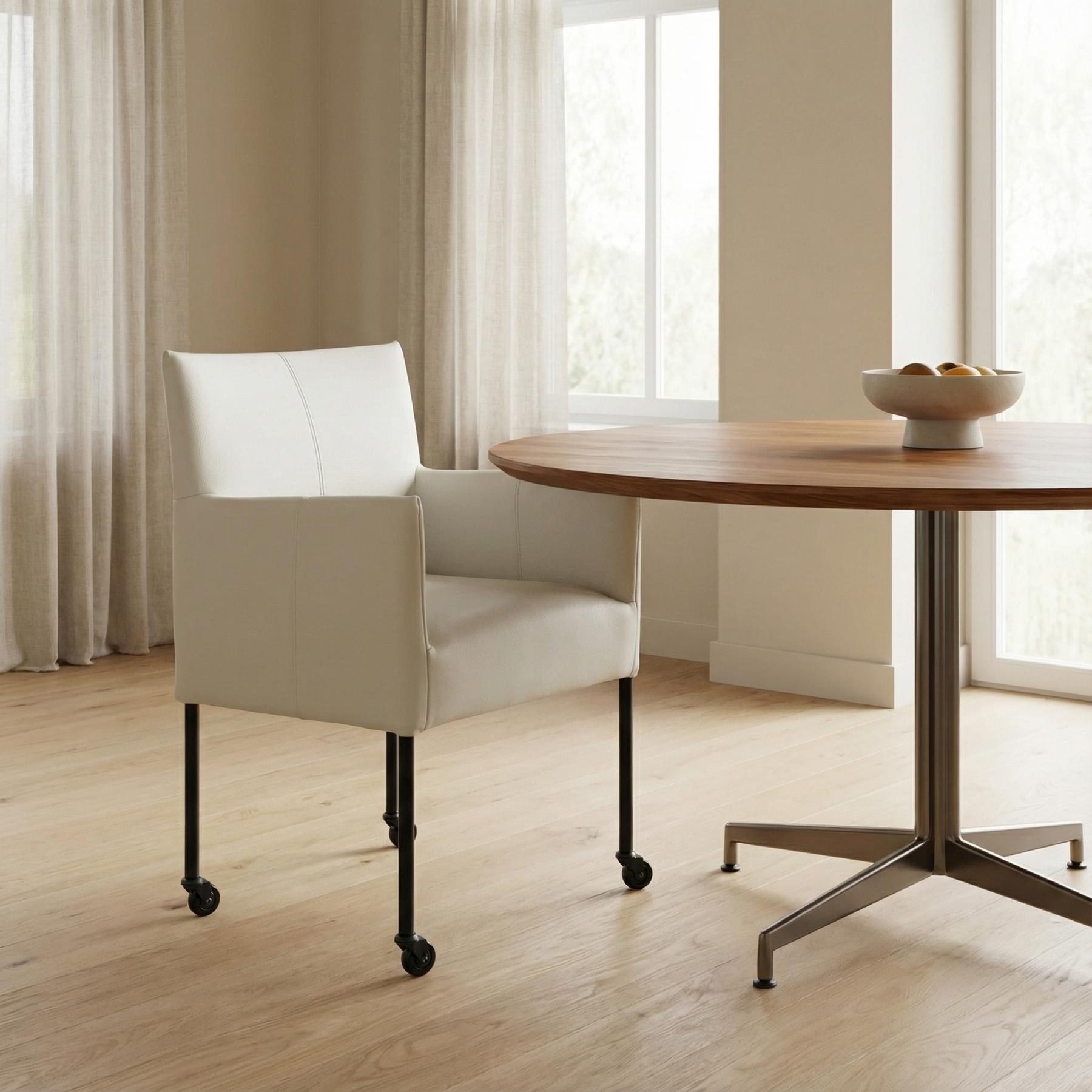 afbeelding van Leren eetkamerstoel Desire - Toledo Nebbia (crème) - Poten staal rond zwart