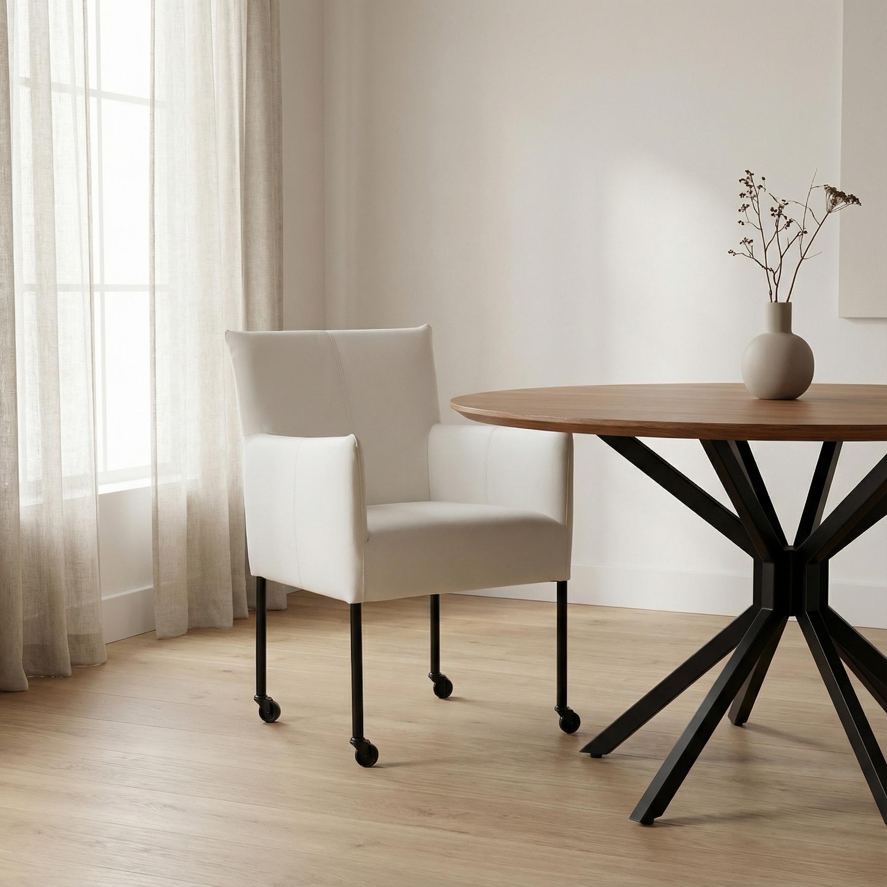 afbeelding van Leren eetkamerstoel Desire - Toledo Purewhite (wit) - Poten staal rond zwart