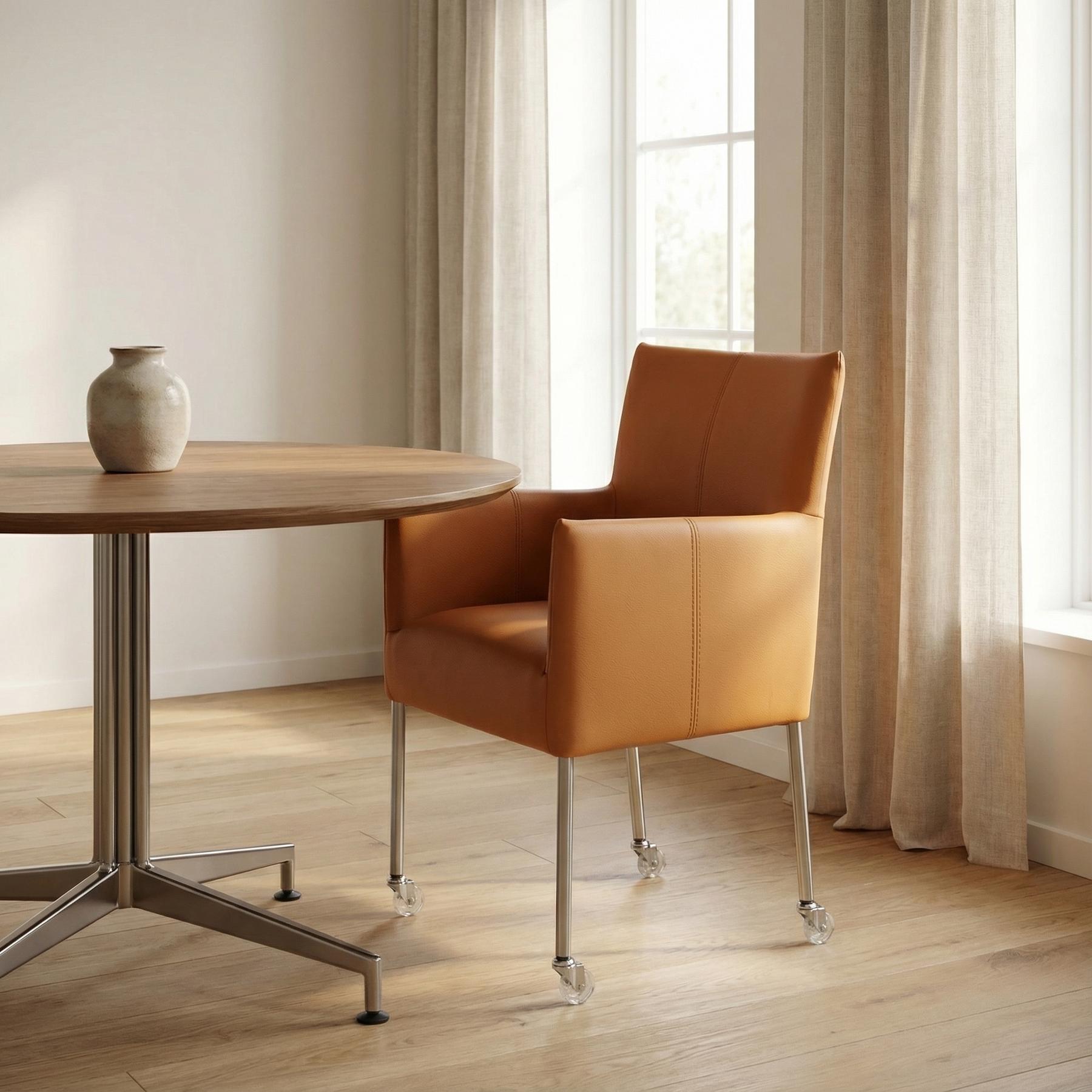 afbeelding van Leren eetkamerstoel Desire - Toledo Sabbia (lichtcognac) - Poten staal rond RVS