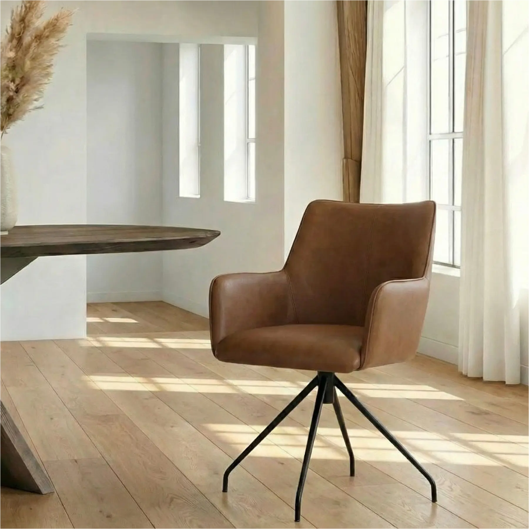 afbeelding van Leren eetkamerstoel Wave - Granada Sahara (cognac) - Spinpoot staal rond zwart