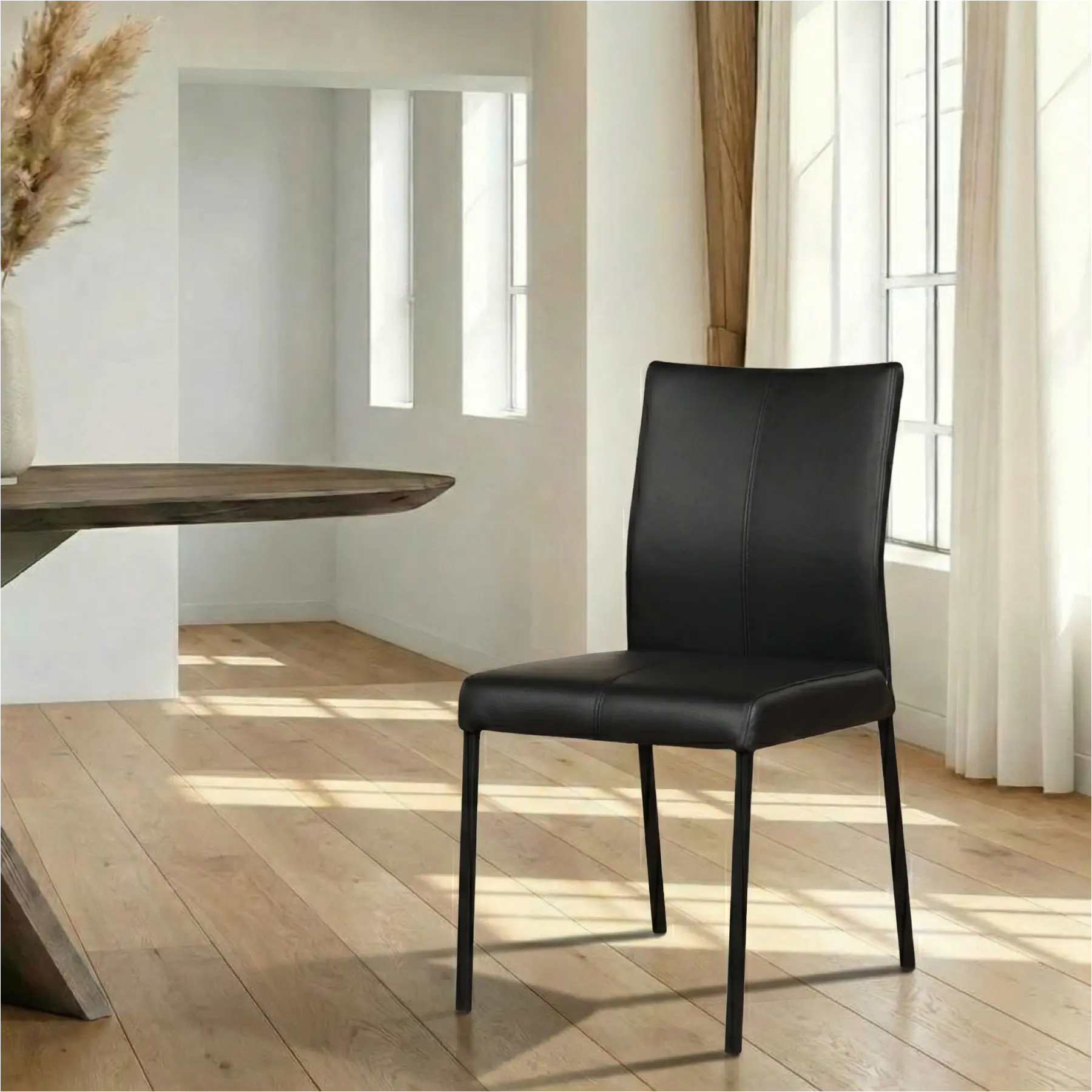 afbeelding van Leren eetkamerstoel Basic - Hermes Nero (zwart) - Poten staal vierkant zwart