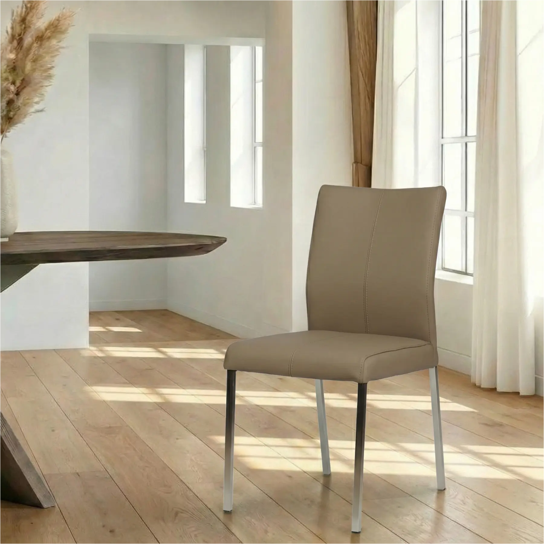 afbeelding van Leren eetkamerstoel Basic - Toledo Mocca (taupe/bruin) - Poten staal vierkant RVS