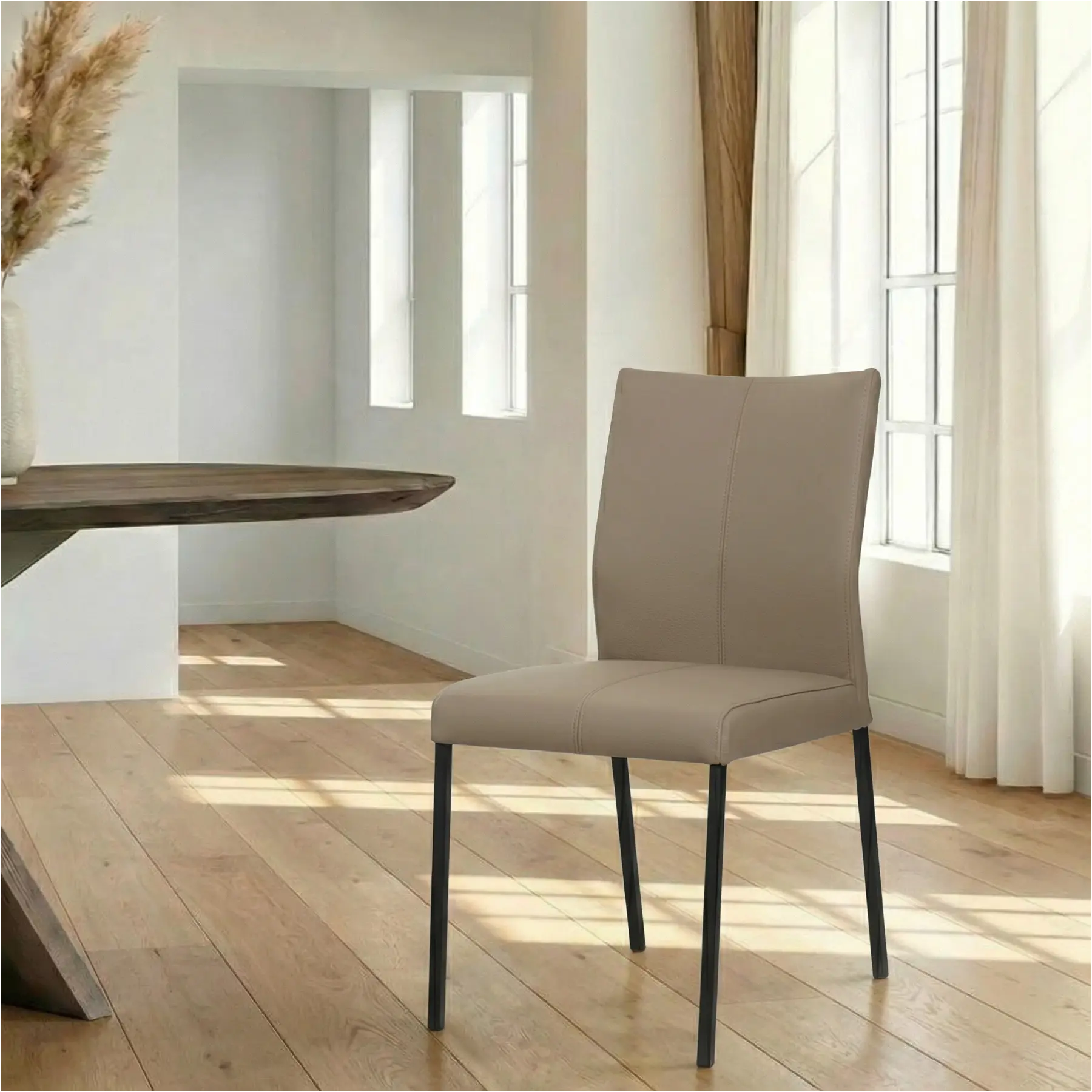 afbeelding van Leren eetkamerstoel Basic - Toledo Mocca (taupe/bruin) - Poten staal vierkant zwart