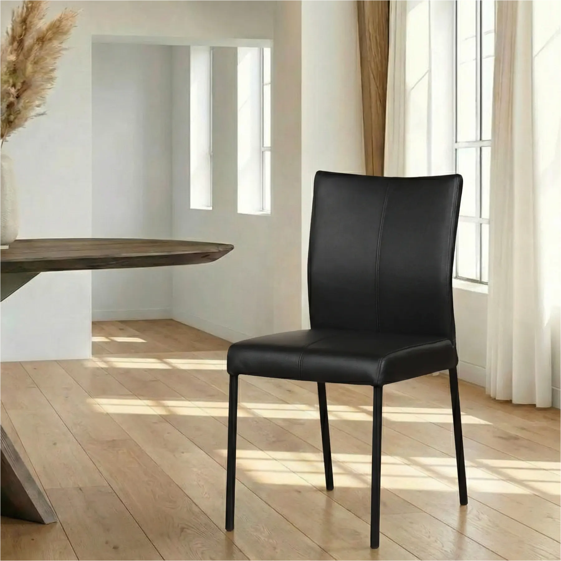 afbeelding van Leren eetkamerstoel Basic - Toledo Nero (zwart) - Poten staal vierkant zwart