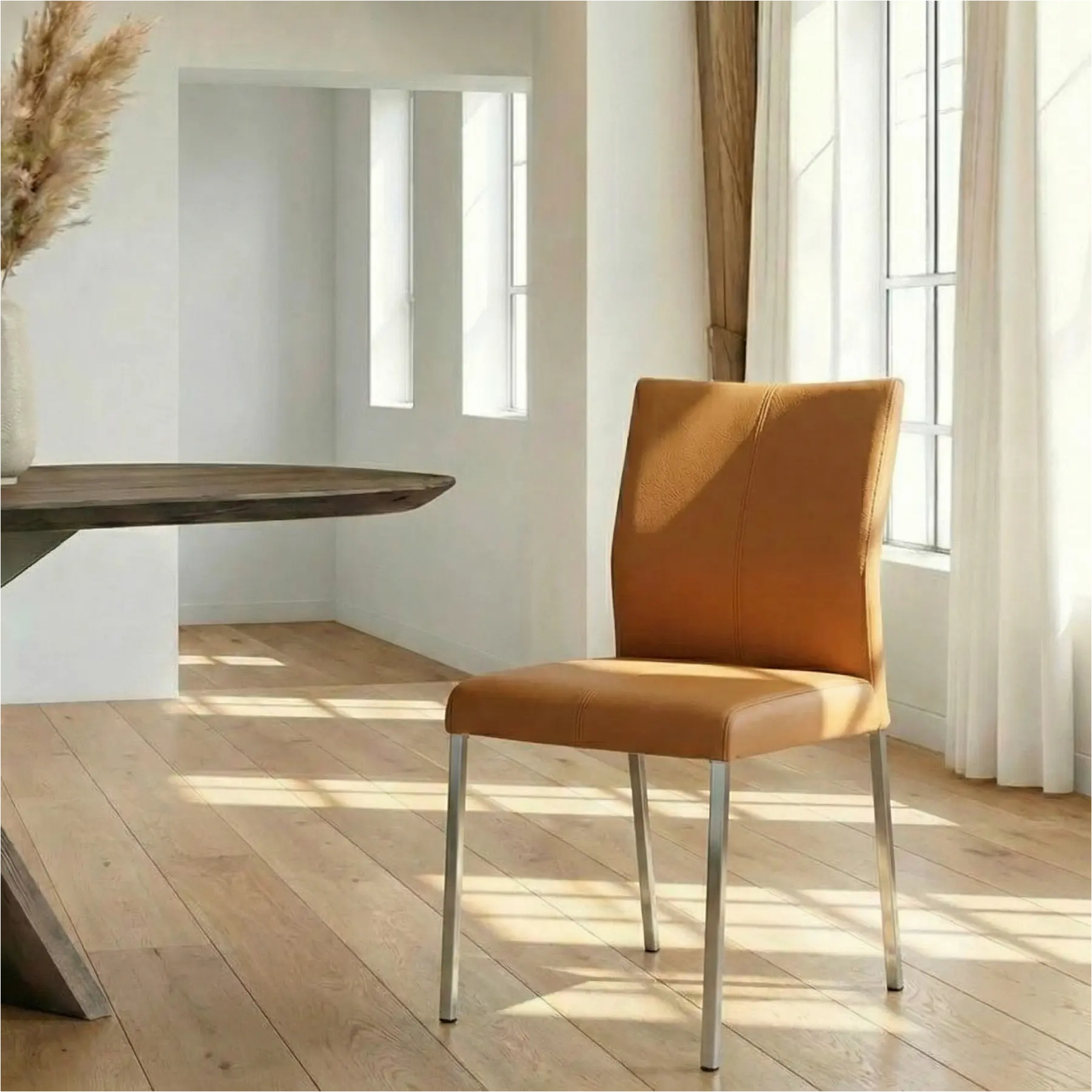 afbeelding van Leren eetkamerstoel Basic - Toledo Sabbia (lichtcognac) - Poten staal vierkant RVS