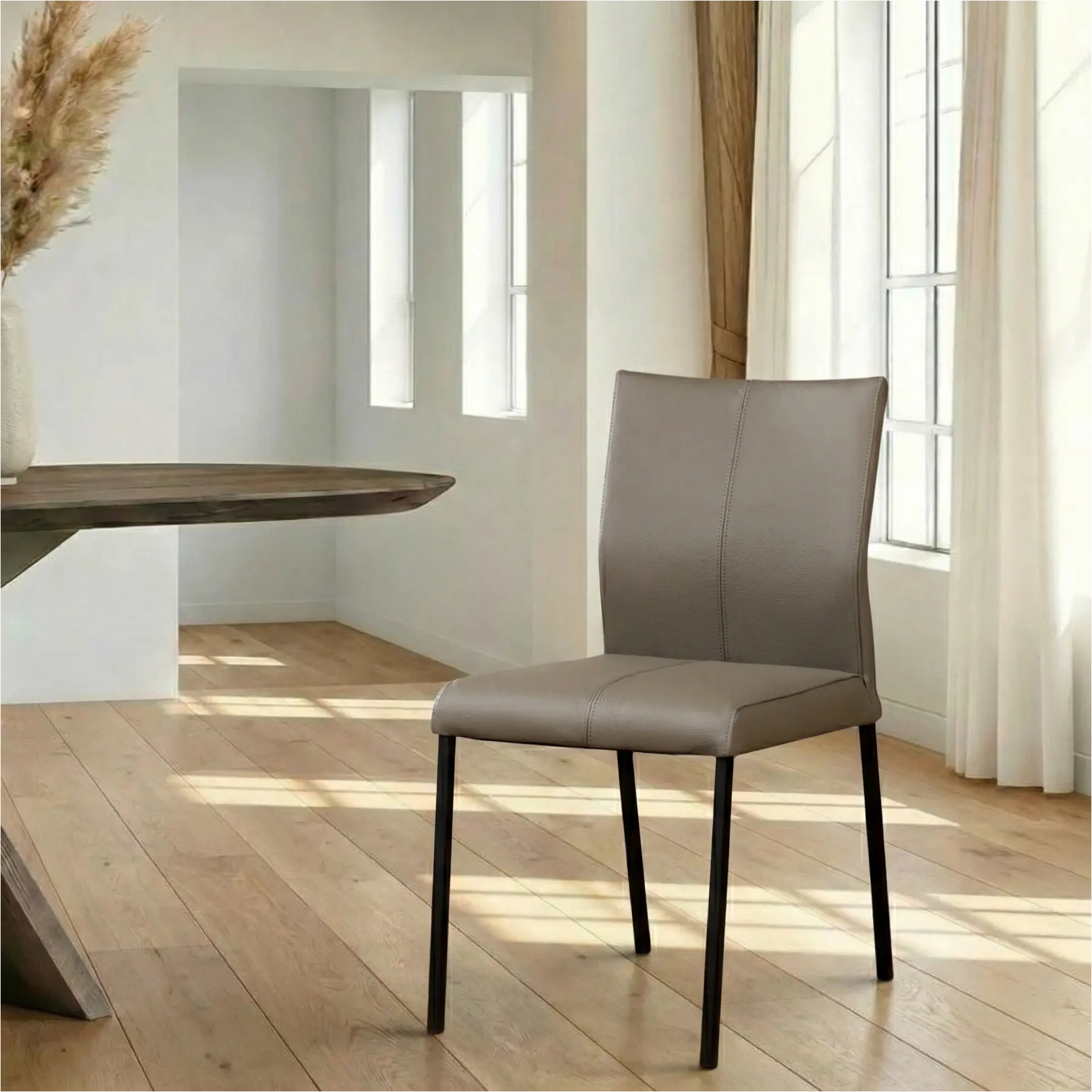 afbeelding van Leren eetkamerstoel Basic - Toledo Smog (grijs) - Poten staal vierkant zwart