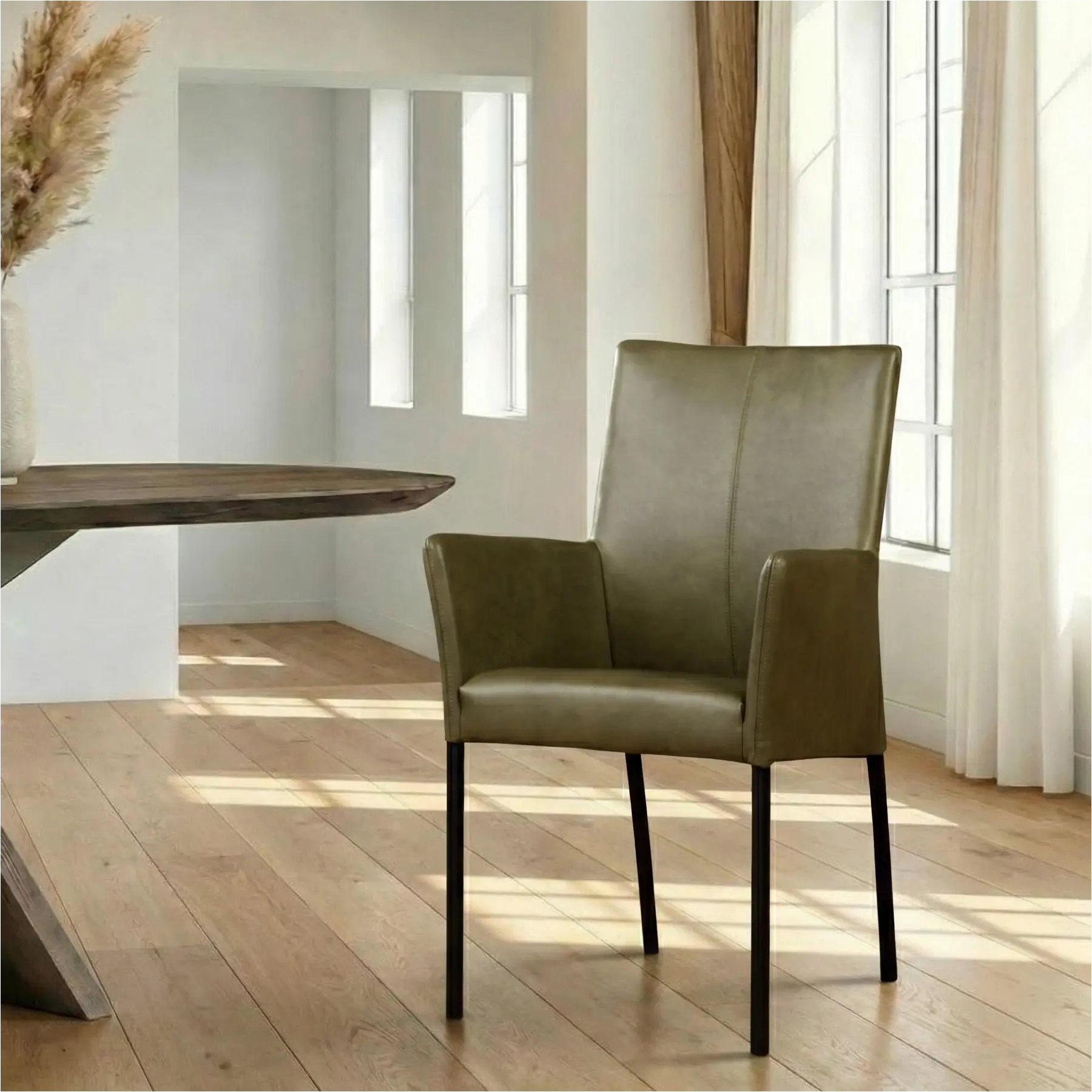 afbeelding van Leren eetkamerstoel Comfort met armleuning - Granada Moss (olijf/groen) - Poten staal vierkant zwart