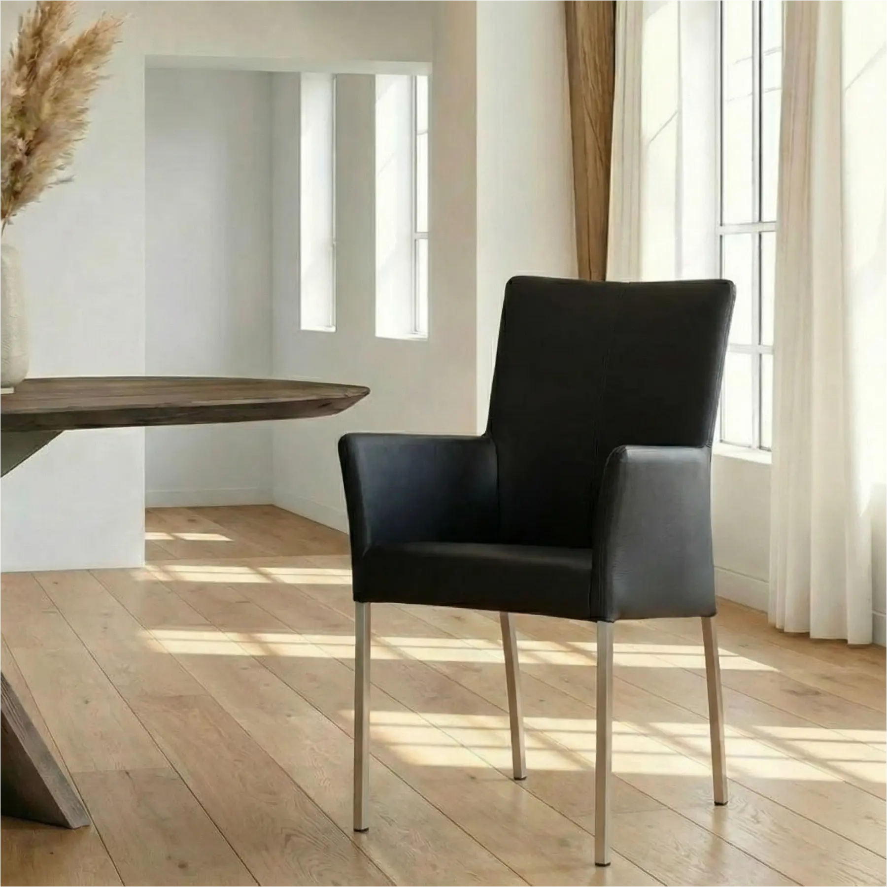 afbeelding van Leren eetkamerstoel Comfort met armleuning - Hermes Nero (zwart) - Poten staal vierkant RVS