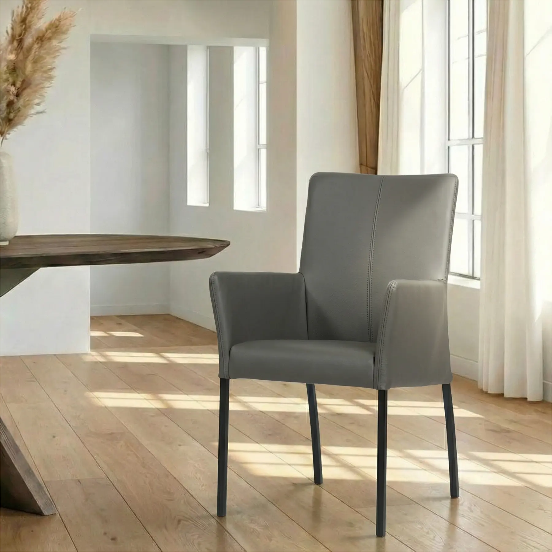 afbeelding van Leren eetkamerstoel Comfort met armleuning - Toledo Antracite (donkergrijs) - Poten staal vierkant zwart