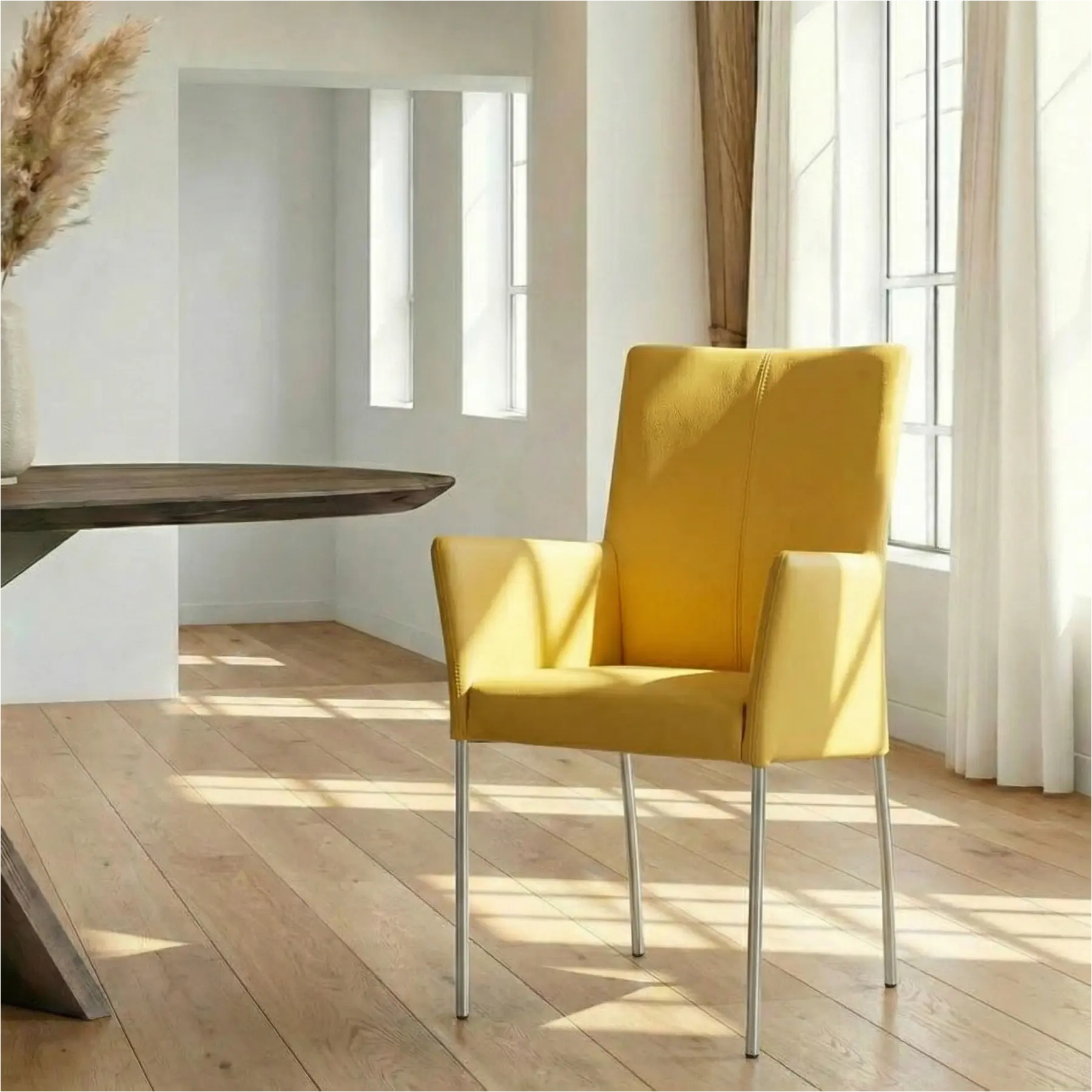 afbeelding van Leren eetkamerstoel Comfort met armleuning - Toledo Giallo (geel) - Poten staal rond RVS