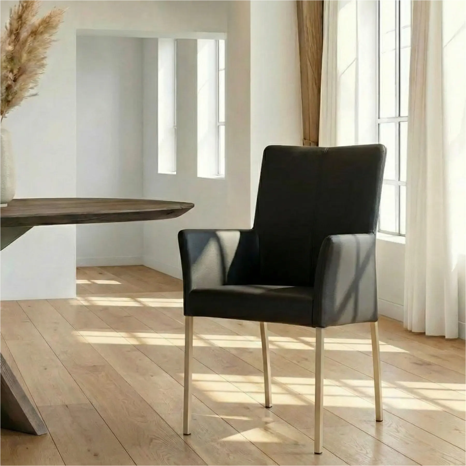 afbeelding van Leren eetkamerstoel Comfort met armleuning - Toledo Nero (zwart) - Poten staal vierkant RVS