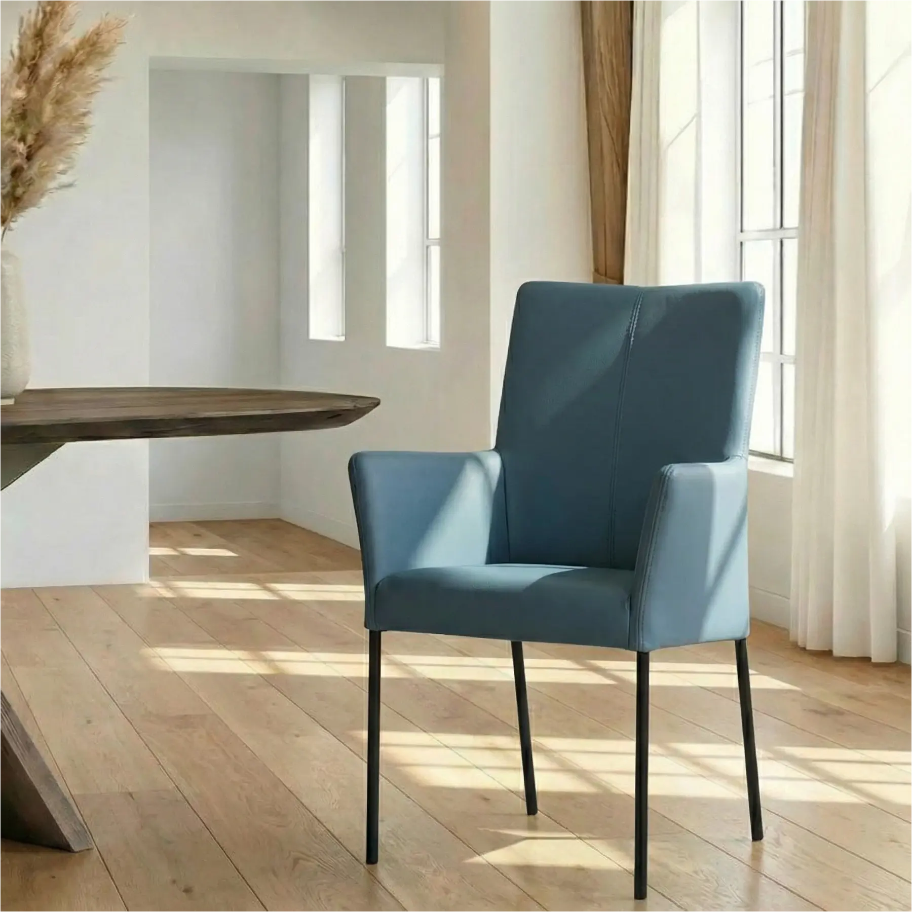 afbeelding van Leren eetkamerstoel Comfort met armleuning - Toledo Whale (blauw/grijs) - Poten staal rond zwart