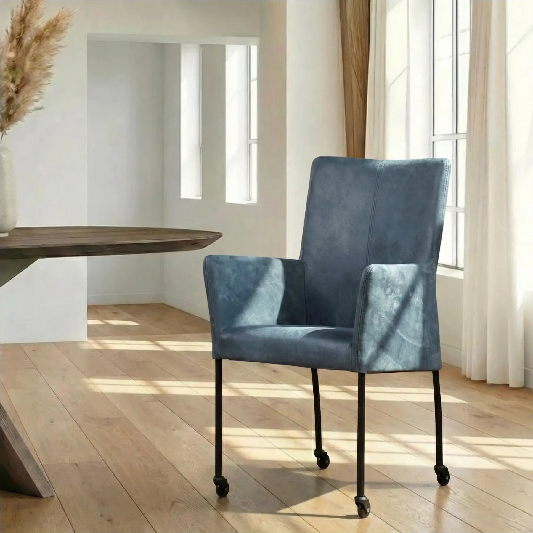 afbeelding van Leren eetkamerstoel Comfort met wieltjes en armleuning