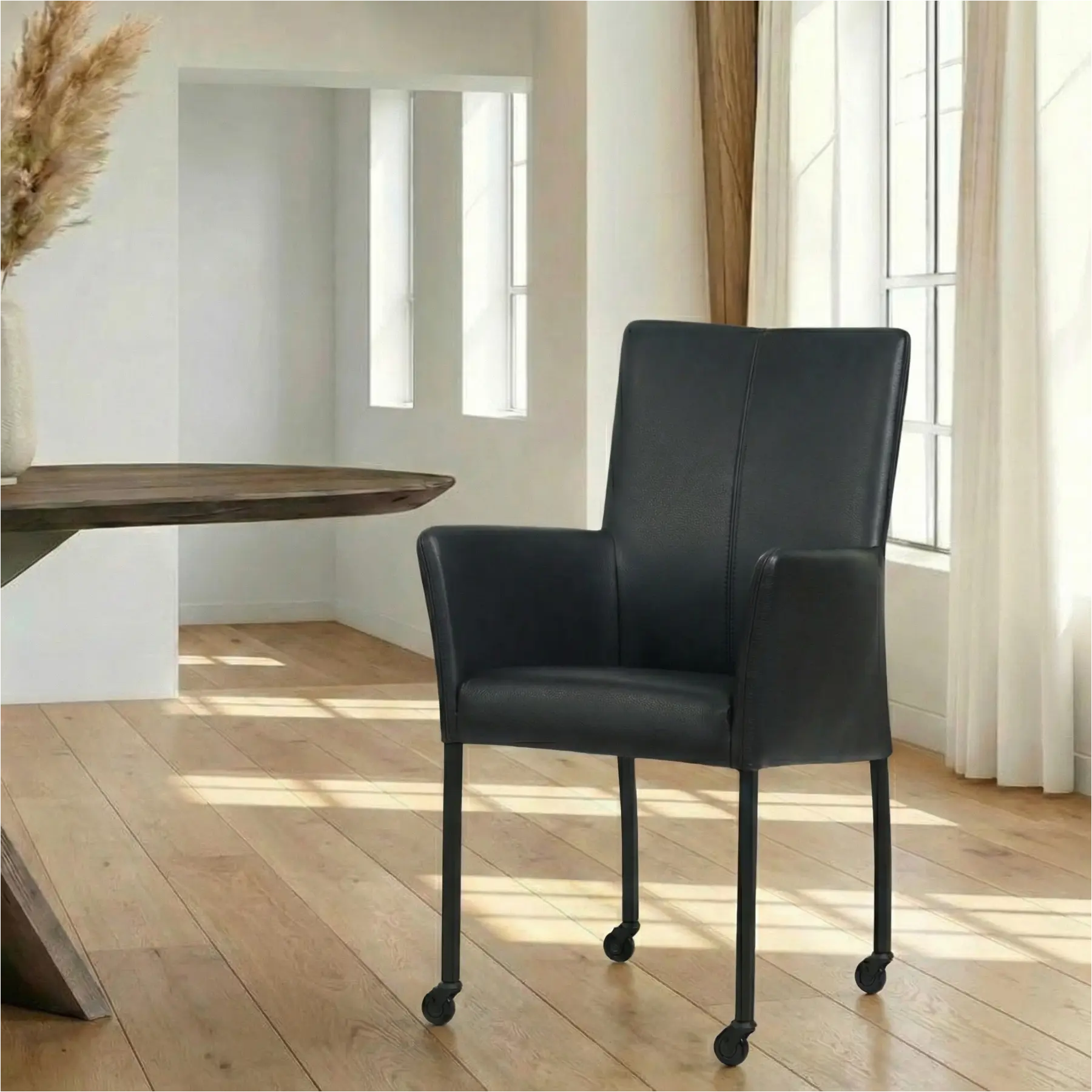 afbeelding van Leren eetkamerstoel Comfort met wieltjes en armleuning - Granada Black (zwart) - Poten staal rond zwart