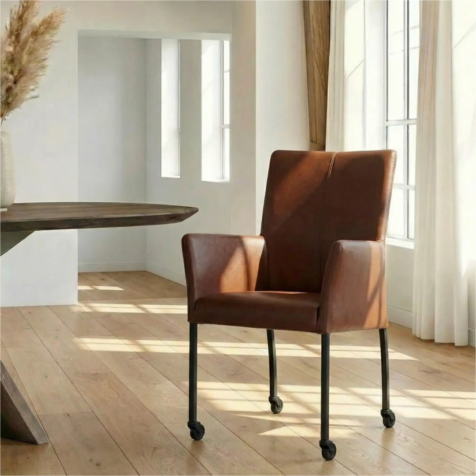 afbeelding van Leren eetkamerstoel Comfort met wieltjes en armleuning - Granada Cognac (donkercognac) - Poten staal vierkant zwart