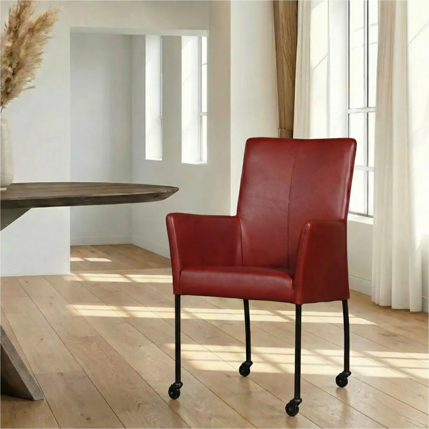 afbeelding van Leren eetkamerstoel Comfort met wieltjes en armleuning - Granada Rouge (rood) - Poten staal rond zwart