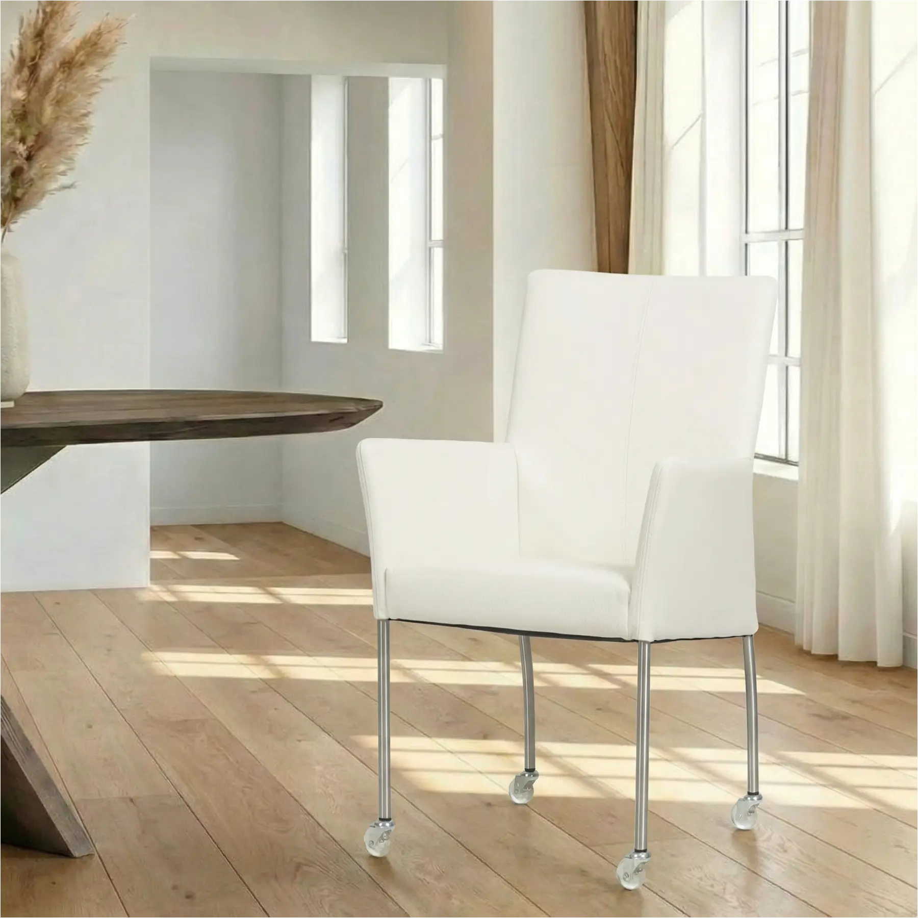 afbeelding van Leren eetkamerstoel Comfort met wieltjes en armleuning - Hermes Bianco (gebroken wit) - Poten staal vierkant RVS