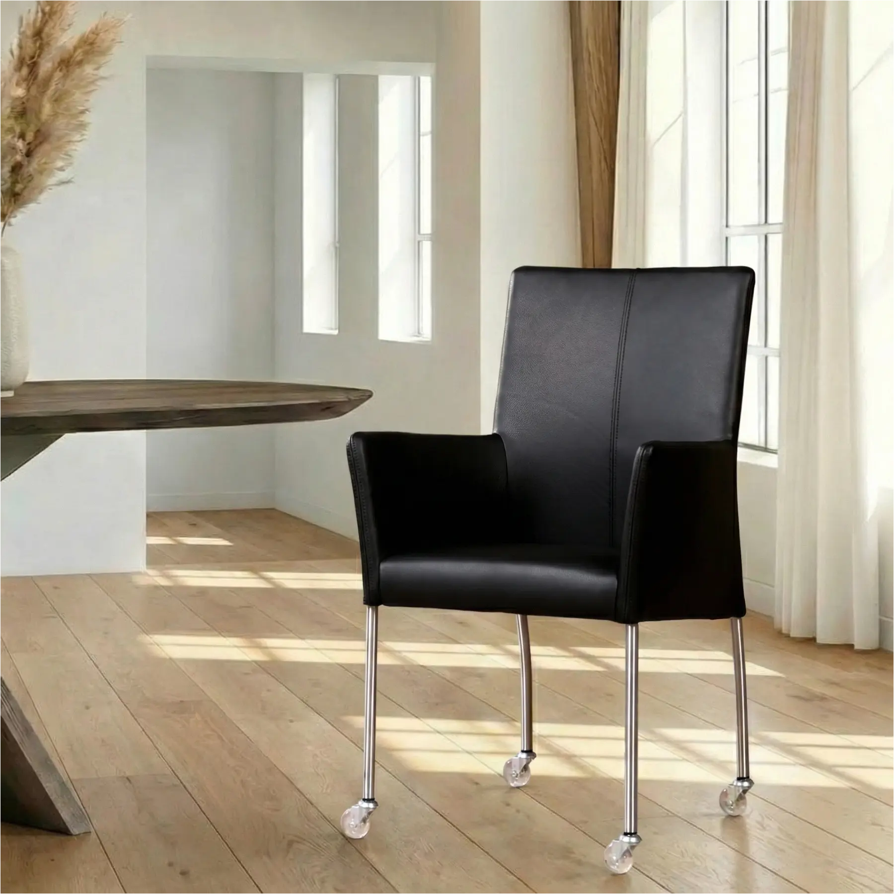 afbeelding van Leren eetkamerstoel Comfort met wieltjes en armleuning - Hermes Nero (zwart) - Poten staal rond RVS