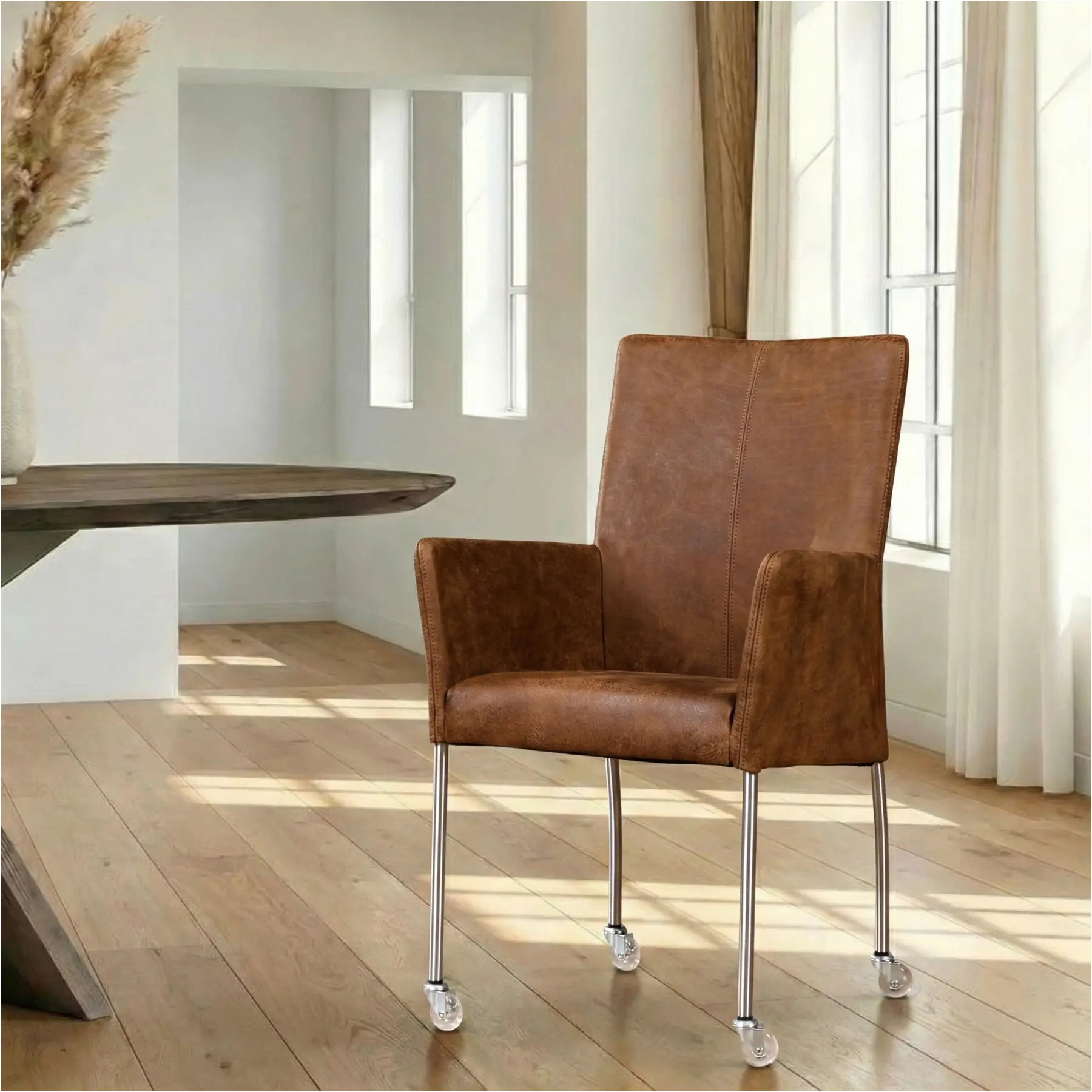 afbeelding van Leren eetkamerstoel Comfort met wieltjes en armleuning - Kenia Brown (bruin) - Poten staal rond RVS