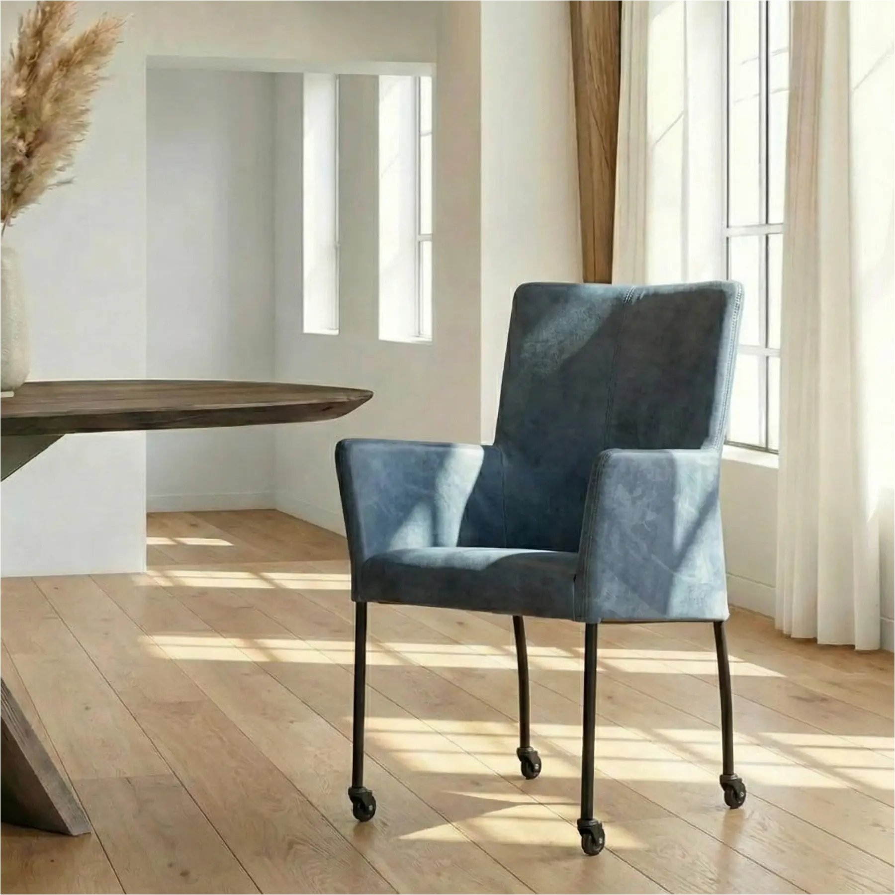 afbeelding van Leren eetkamerstoel Comfort met wieltjes en armleuning - Kenia Denim (blauw) - Poten staal rond zwart