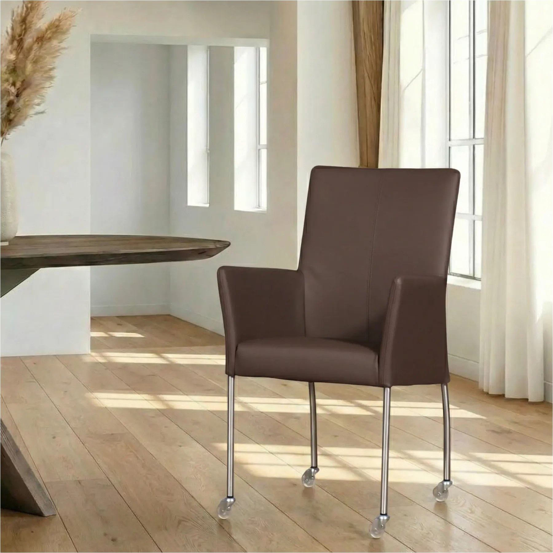 afbeelding van Leren eetkamerstoel Comfort met wieltjes en armleuning - Toledo Espresso (bruin) - Poten staal rond RVS