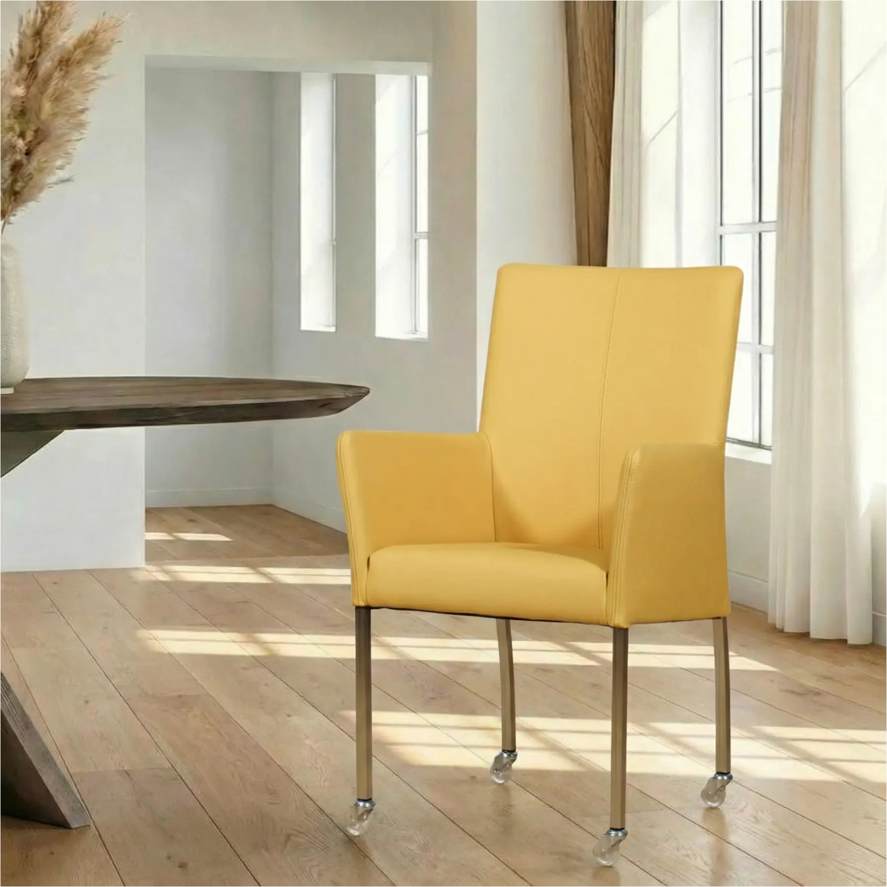 afbeelding van Leren eetkamerstoel Comfort met wieltjes en armleuning - Toledo Giallo (geel) - Poten staal vierkant RVS