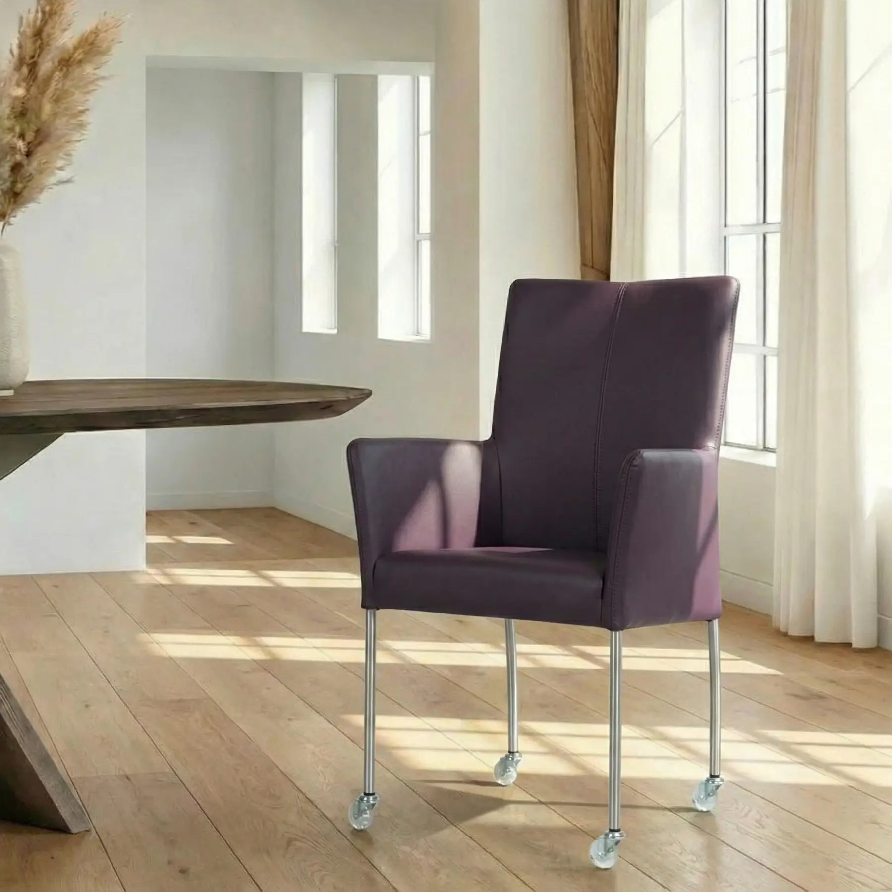 afbeelding van Leren eetkamerstoel Comfort met wieltjes en armleuning - Toledo Merlin (donkerpaars) - Poten staal rond RVS