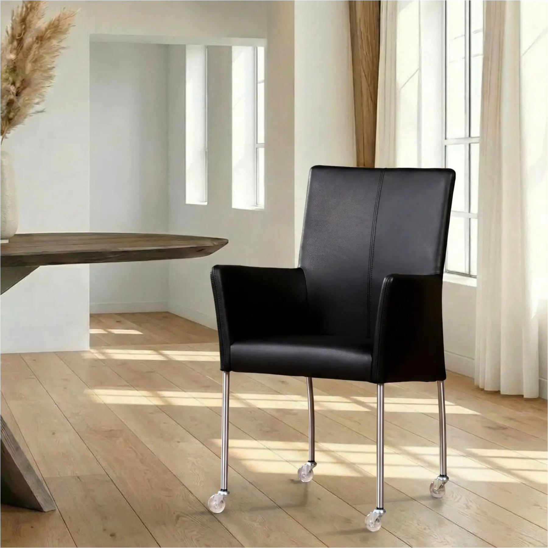 afbeelding van Leren eetkamerstoel Comfort met wieltjes en armleuning - Toledo Nero (zwart) - Poten staal rond RVS