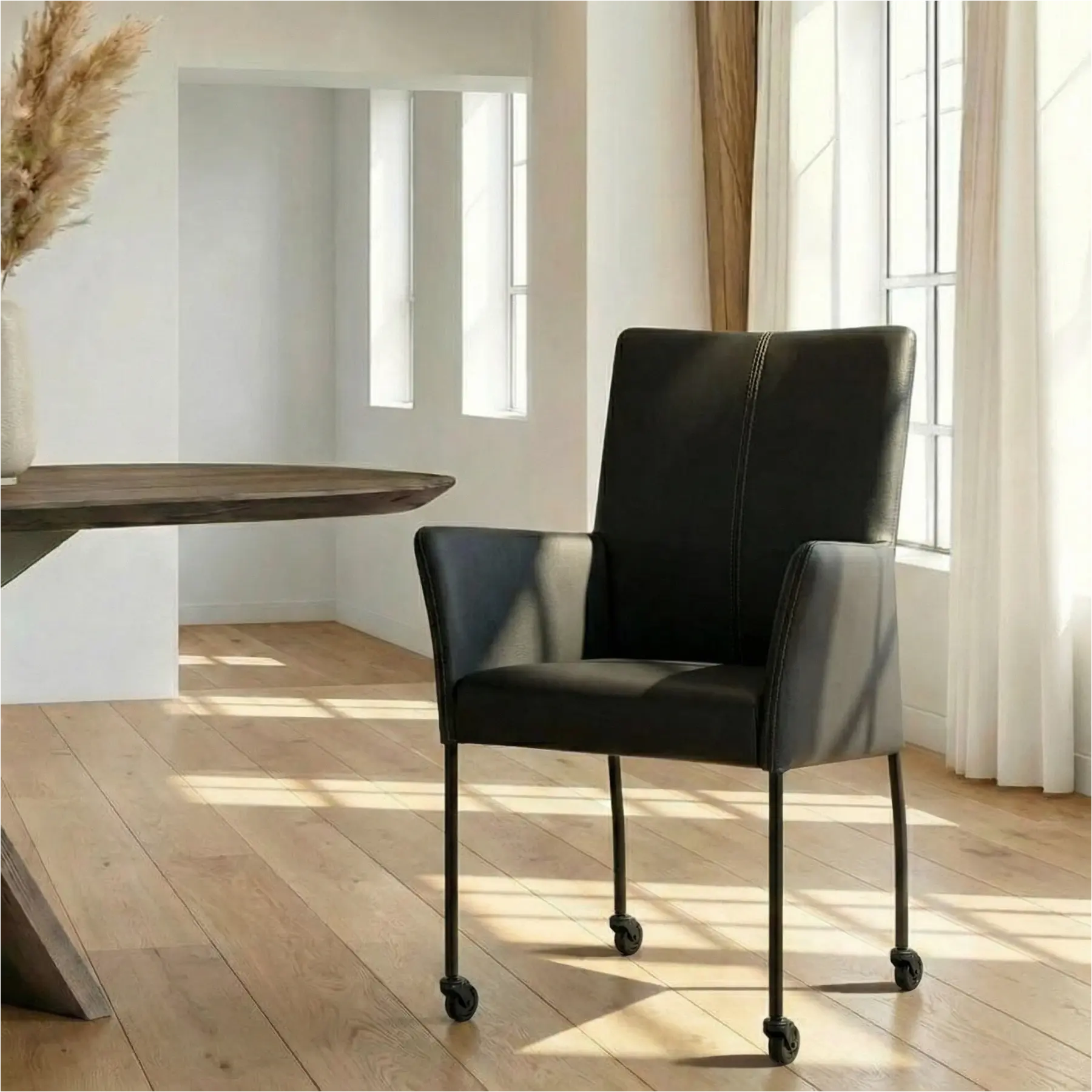 afbeelding van Leren eetkamerstoel Comfort met wieltjes en armleuning - Toledo Nero (zwart) - Poten staal rond zwart