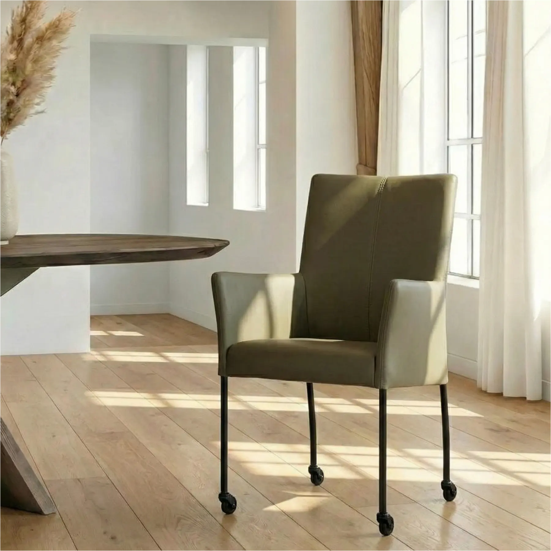 afbeelding van Leren eetkamerstoel Comfort met wieltjes en armleuning - Toledo Olive (olijf/goen) - Poten staal rond zwart