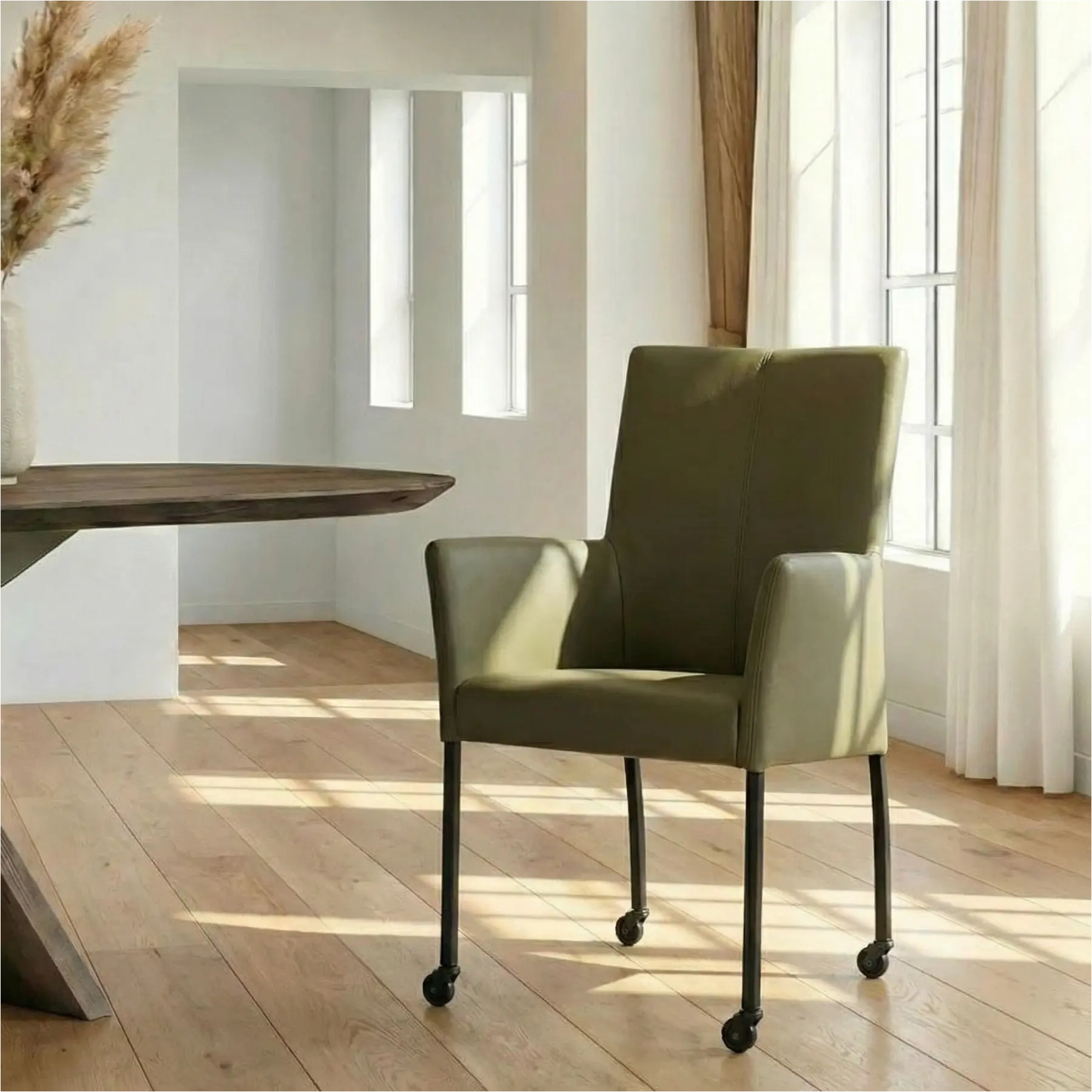 afbeelding van Leren eetkamerstoel Comfort met wieltjes en armleuning - Toledo Olive (olijf/goen) - Poten staal vierkant zwart